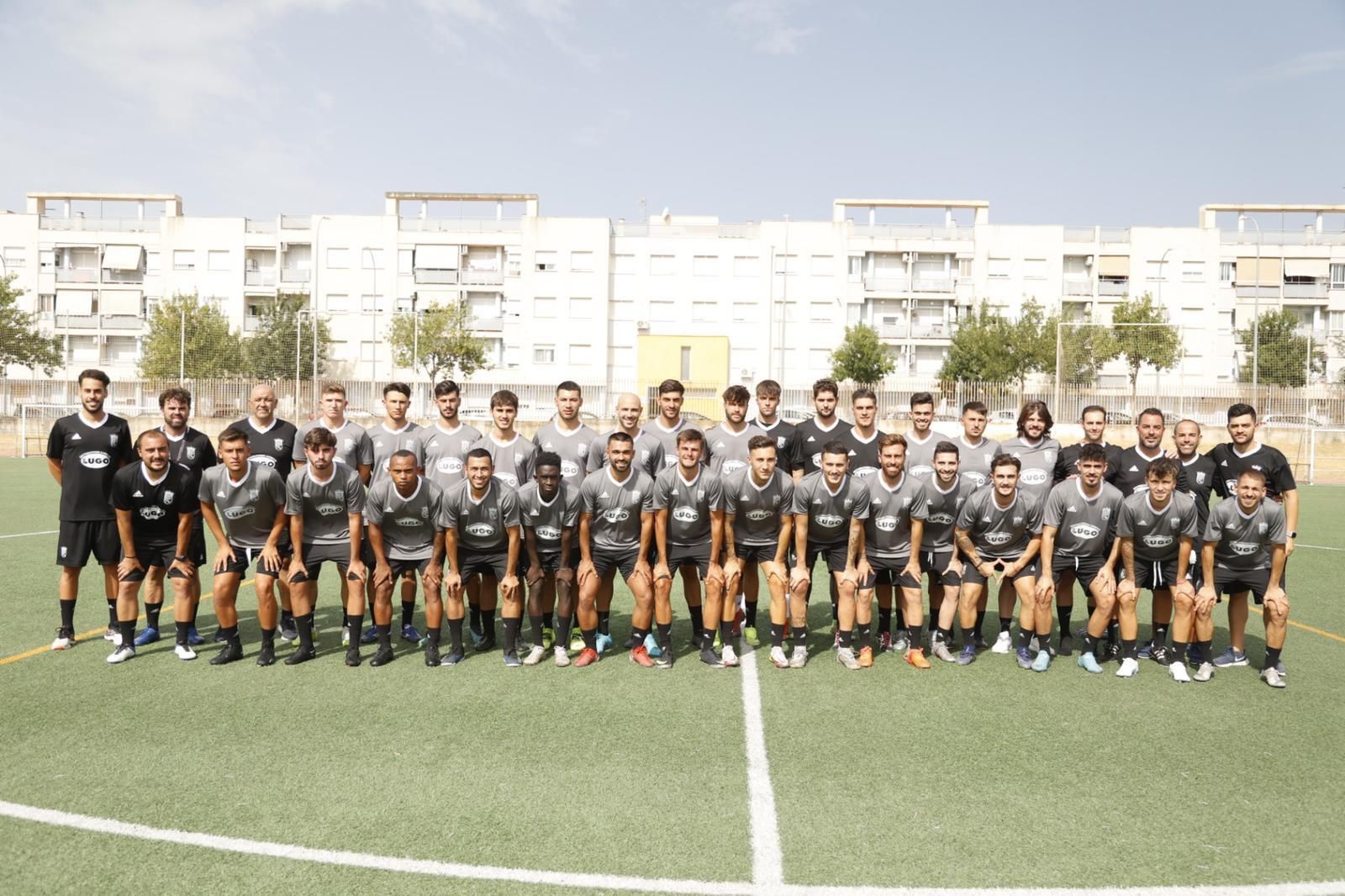 Foto de familia del Xerez CD antes del inicio del primer entrenamiento en La Granja.