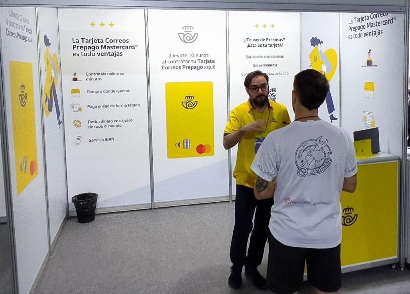 El estand de Correos en la jornada de recepción de estudiantes de la Universidad de Granada.
