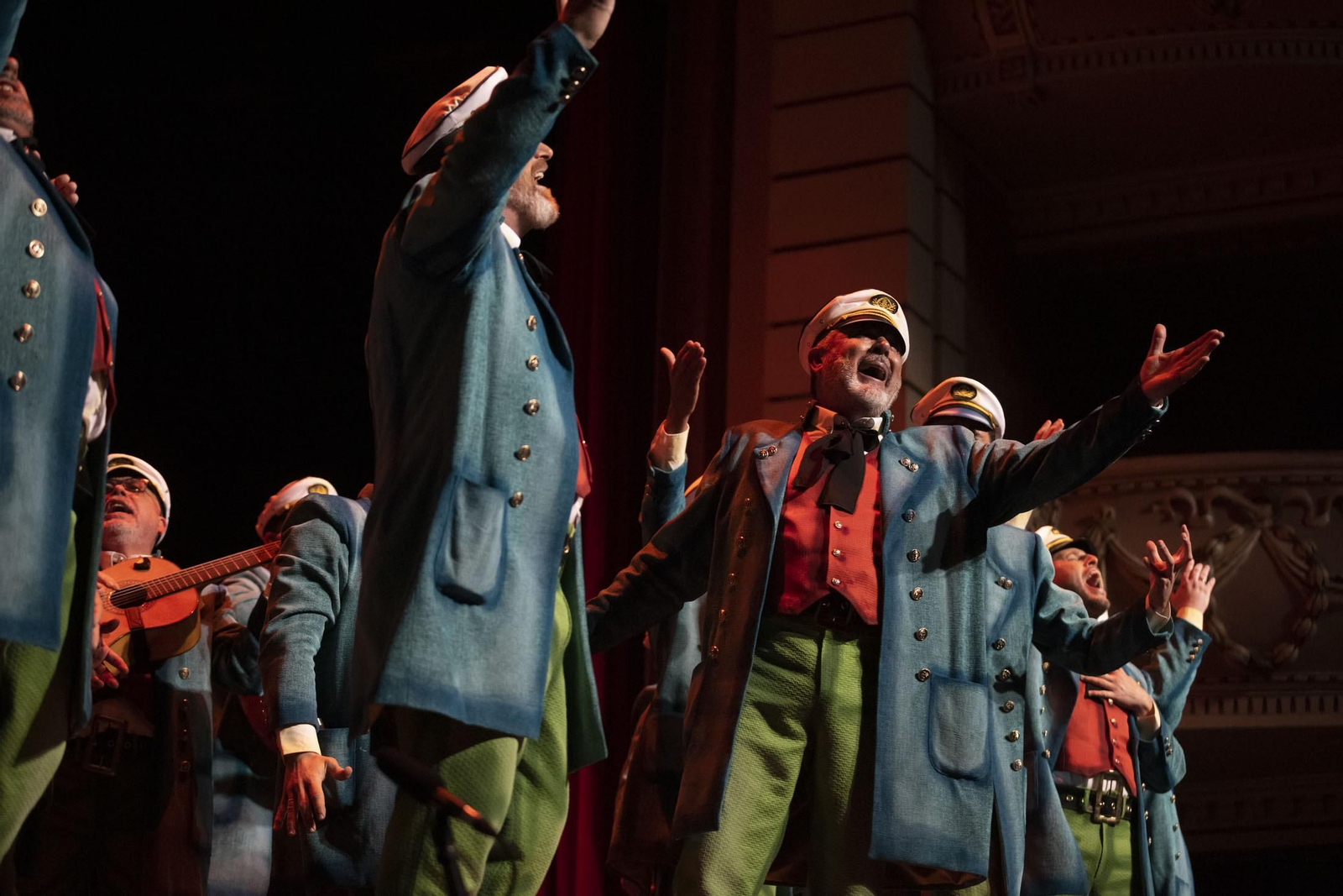 Imágenes de la actuación de la comparsa de Punta Umbría 'El último romántico' en el Carnaval Colombino