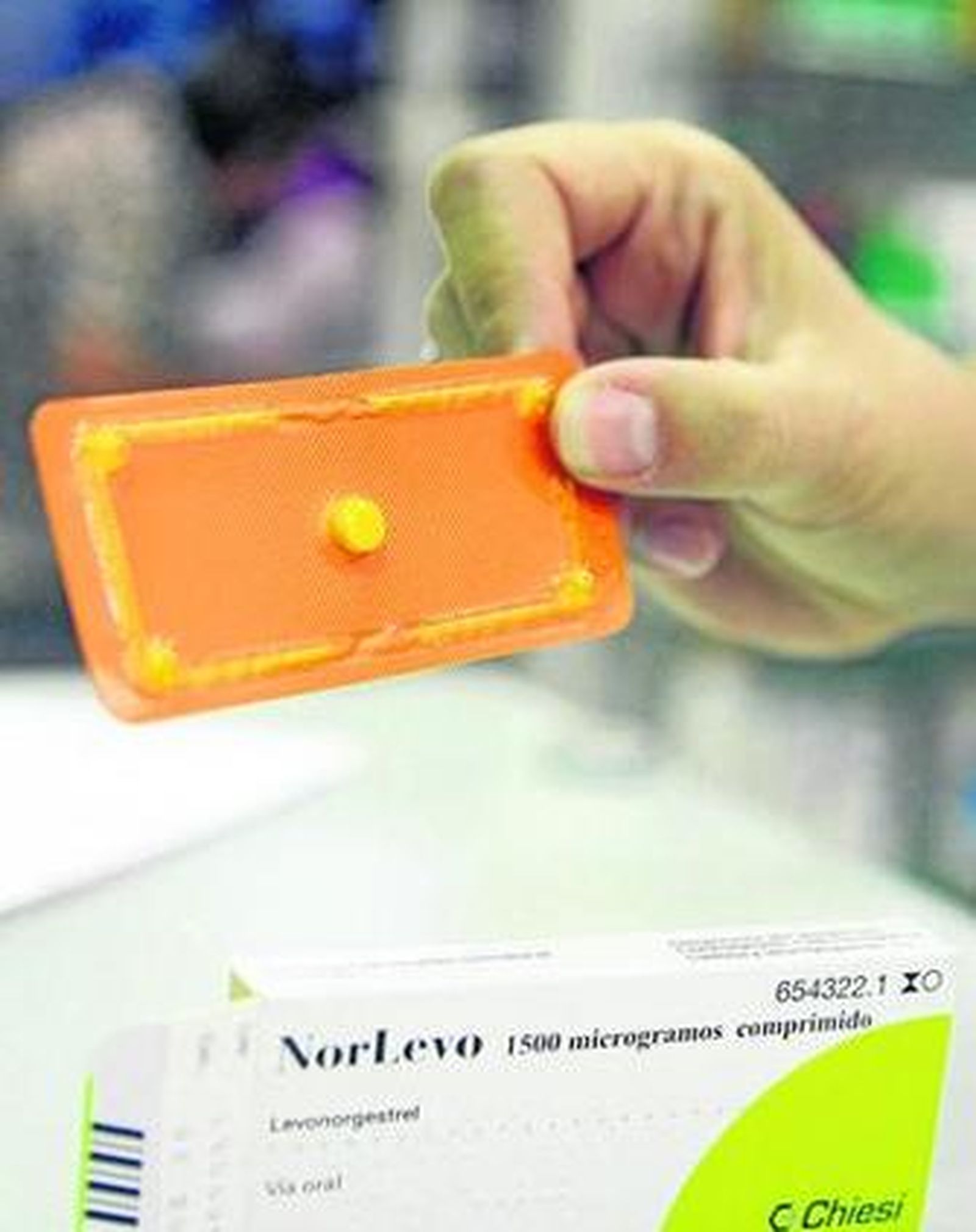 Un farmacéutico muestra una píldora poscoital.