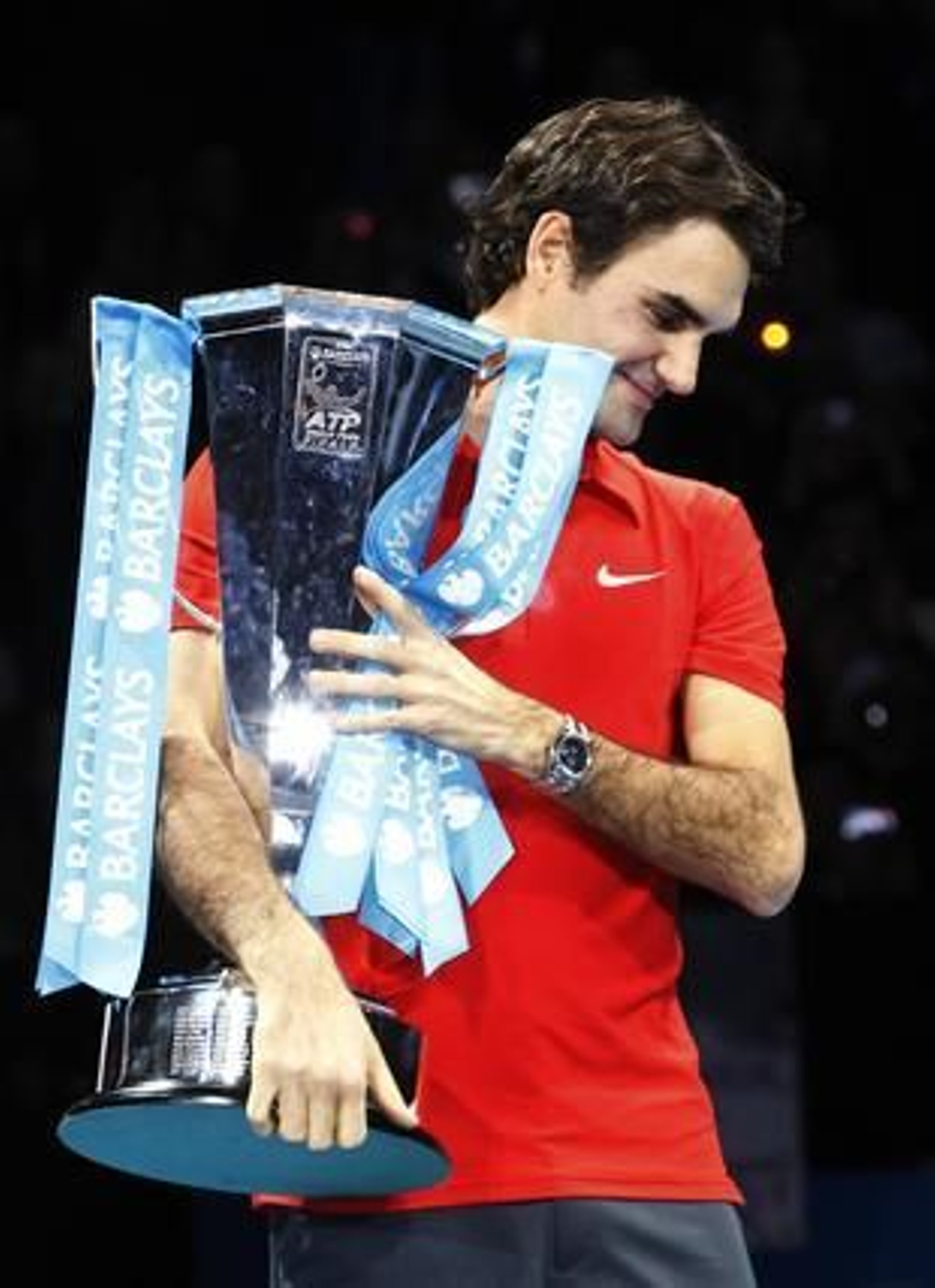 Federer posa con su 5º Copa de Maestros

Foto: REUTERS/AFP