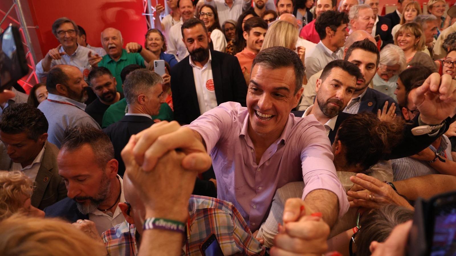 Pedro Sánchez saluda efusivamente durante su entrada al recinto. Pedro Sánchez saluda efusivamente durante su entrada al recinto.