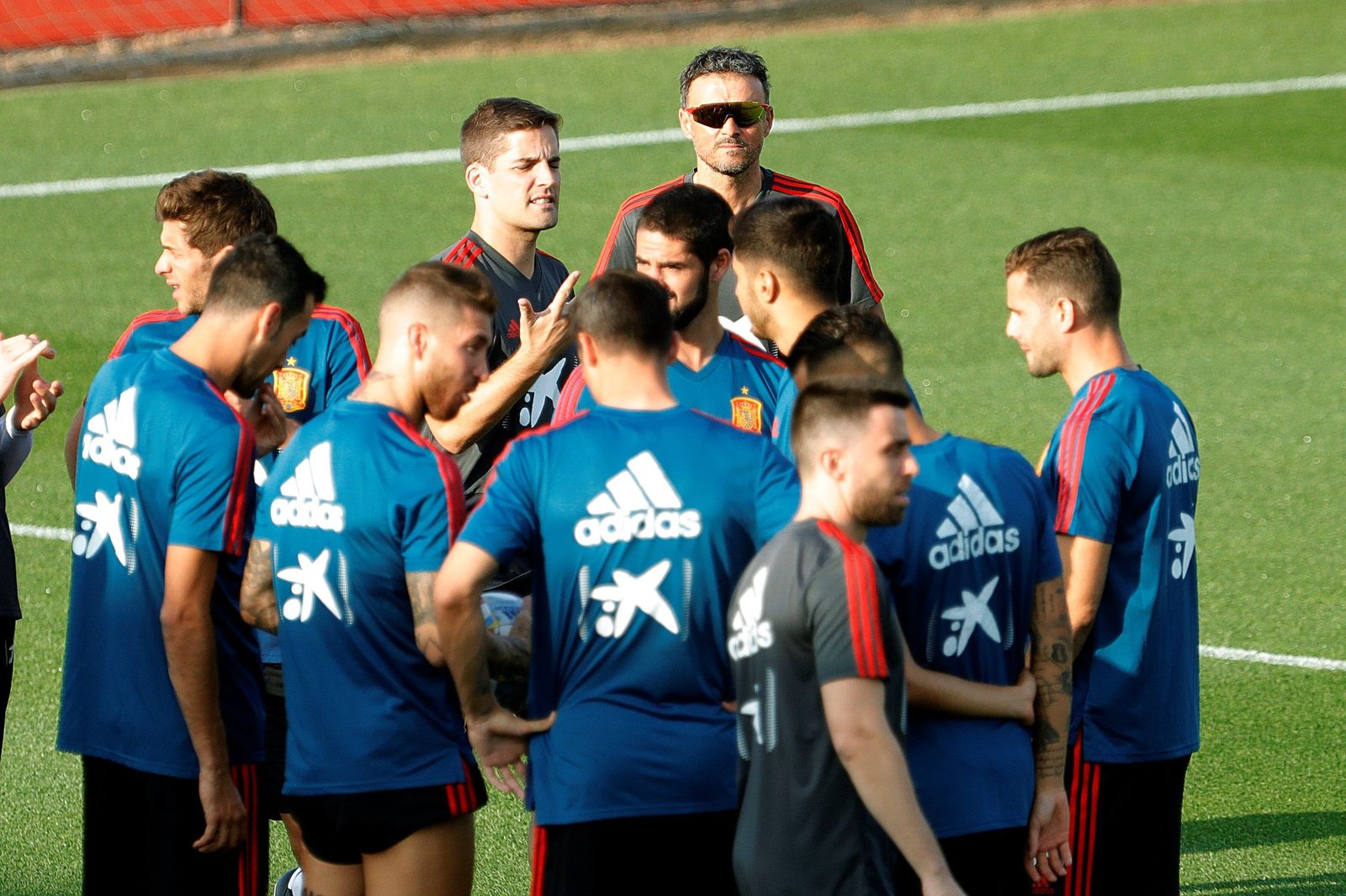 Luis Enrique observa a sus jugadores