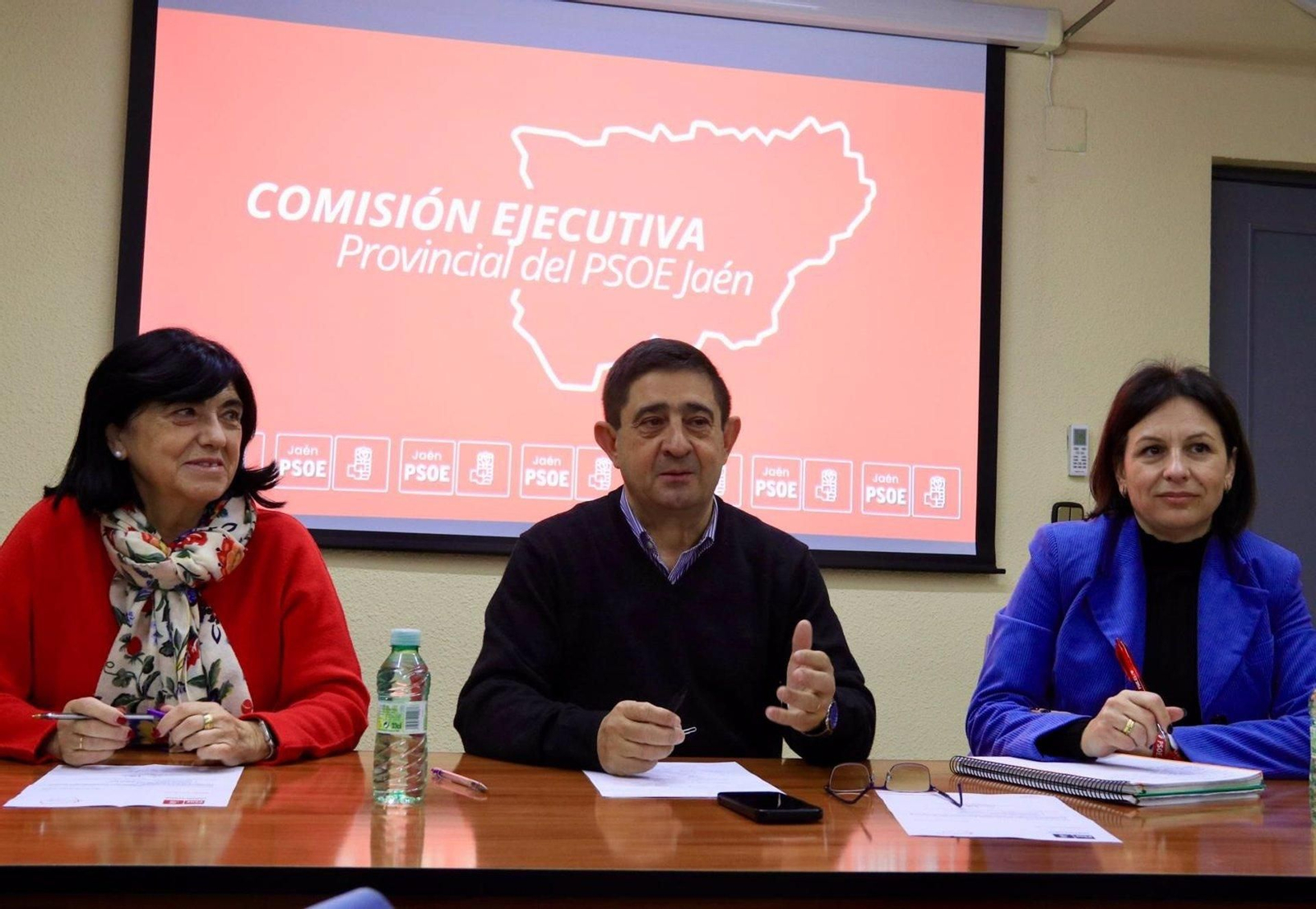 Francisco Reyes, jutno a Francisca Medina e Isabel Uceda, en la reunión de la Comisión Ejecutiva Provincial del PSOE de Jaén.