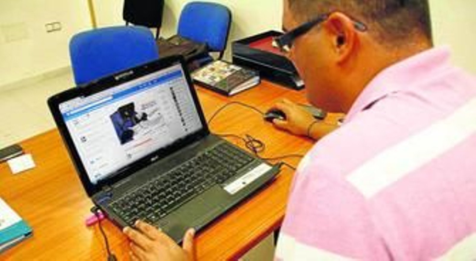 Responsable de la empresa Detectives Almeraya consultando una red social en su oficina.