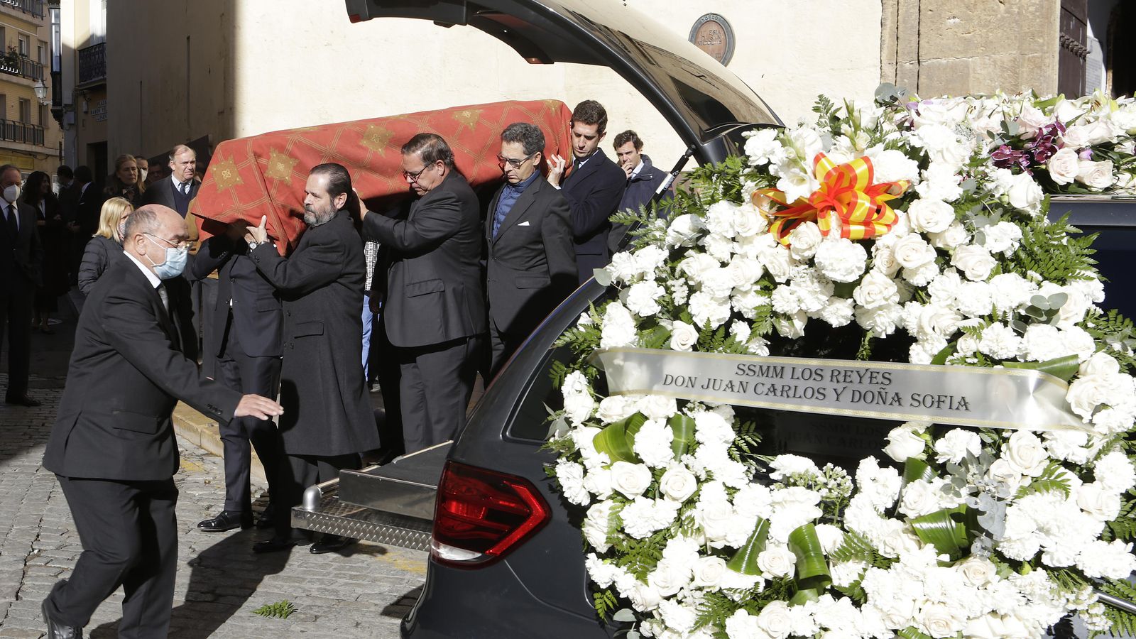 El ataúd con los restos mortales de Carmen Laffón y la corona de flores enviada por los Reyes Eméritos.