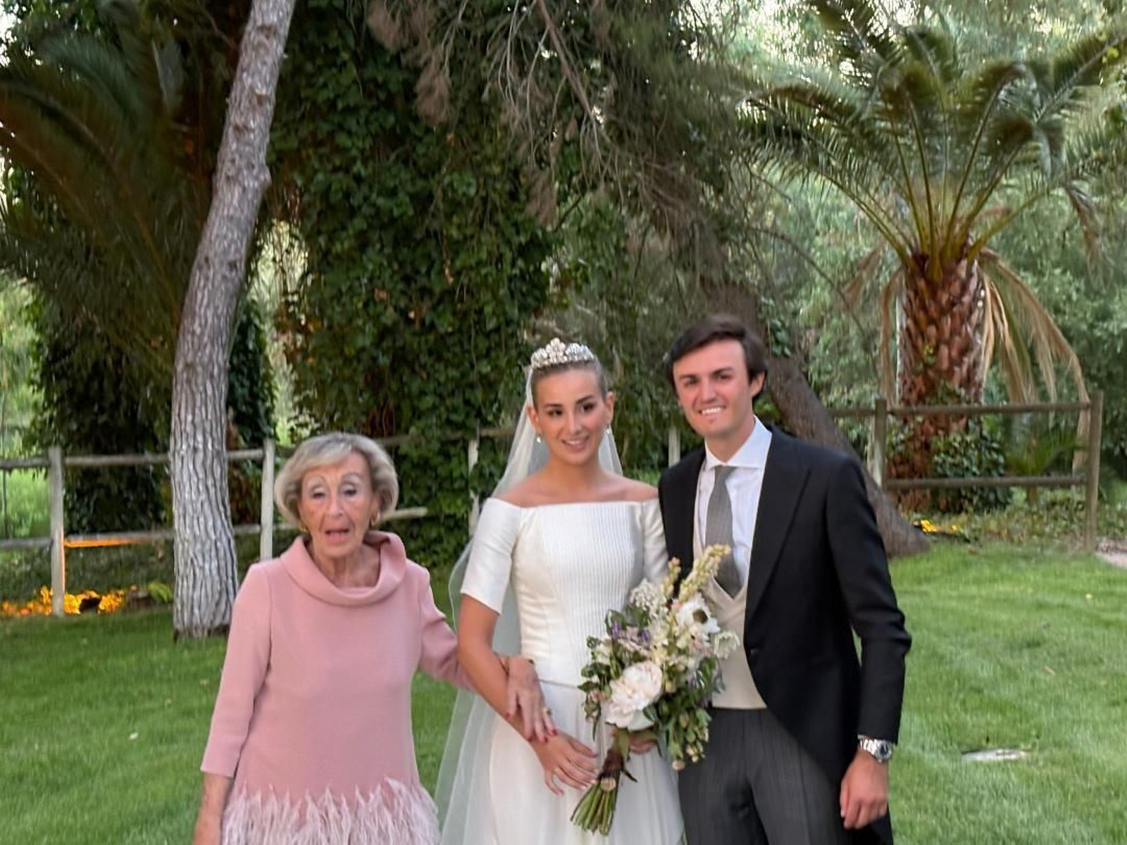 Maribel Gracia, con su nieta Rosa Calero y Francisco Maribel Gracia, con su nieta Rosa Calero y Francisco