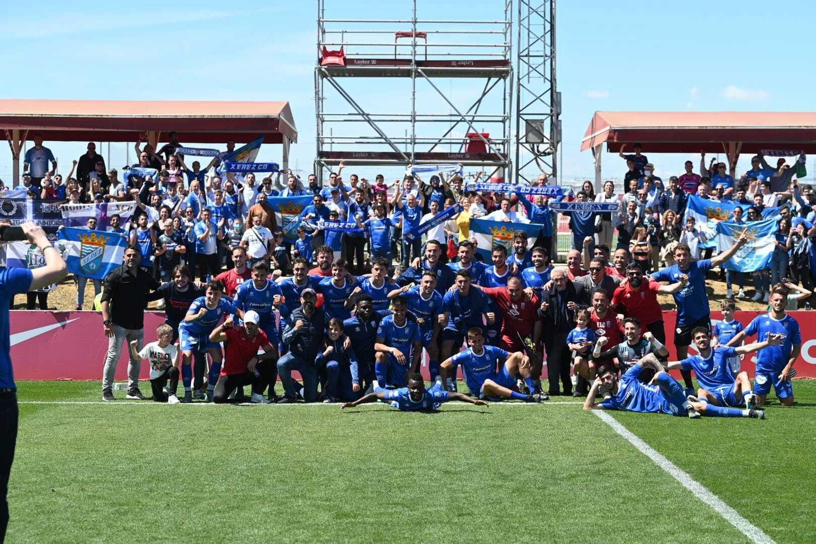 Equipo y afición celebran el triunfo y la clasificación para el 'play-off'.