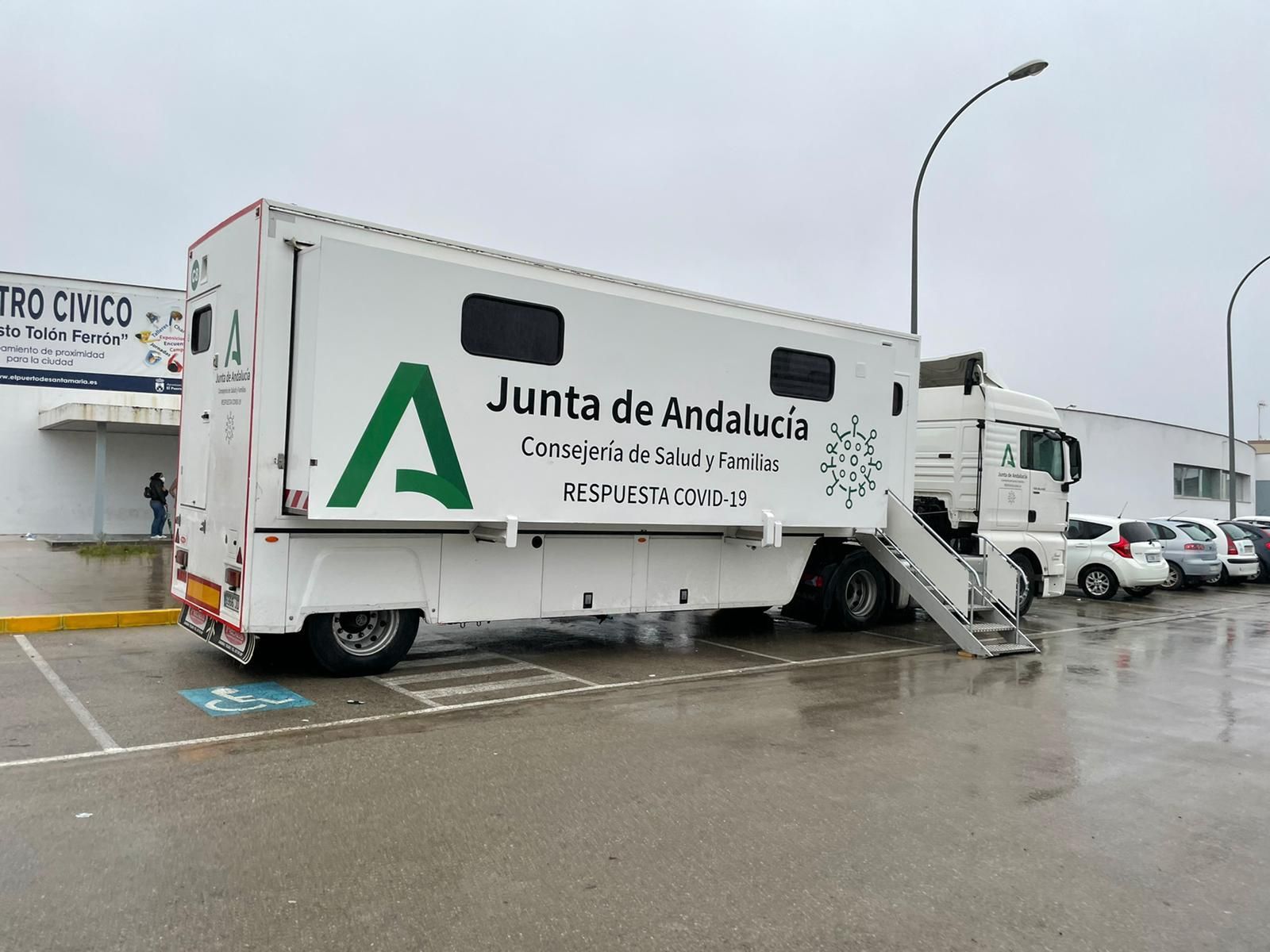 Ya se realizan los preparativos para la vacunación que se inicia este martes para los mayores de 80 años.