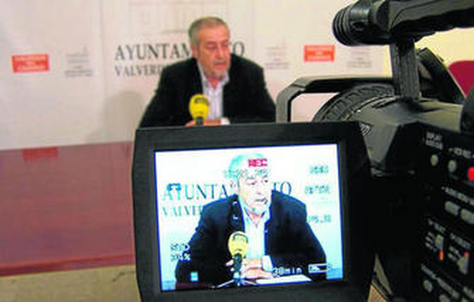 Francisco Rodríguez Donaire en rueda de prensa para hablar de su salida de IU en abril de 2007.