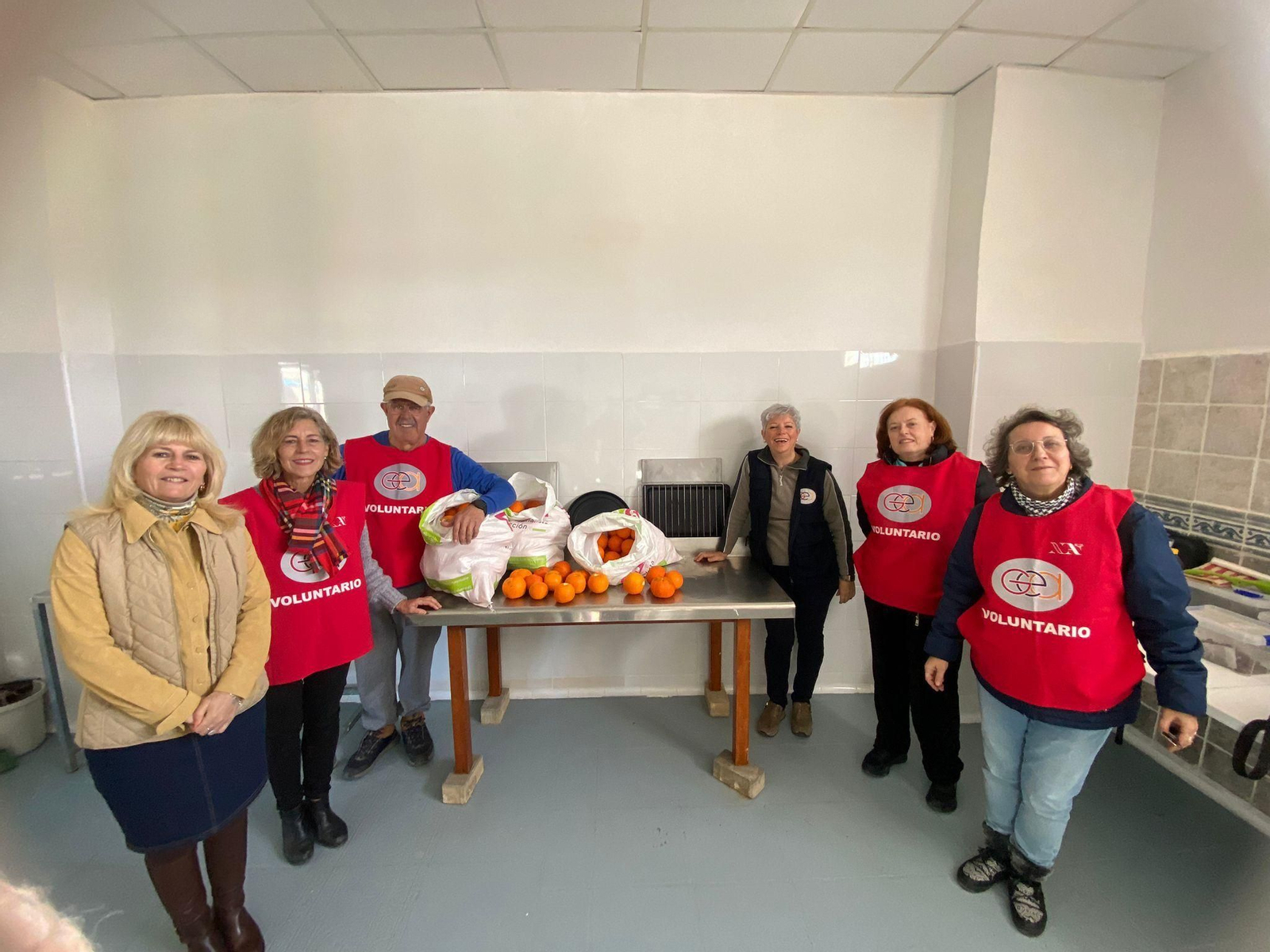 Voluntarios de Aperfosa tras la recogida de naranja amarga