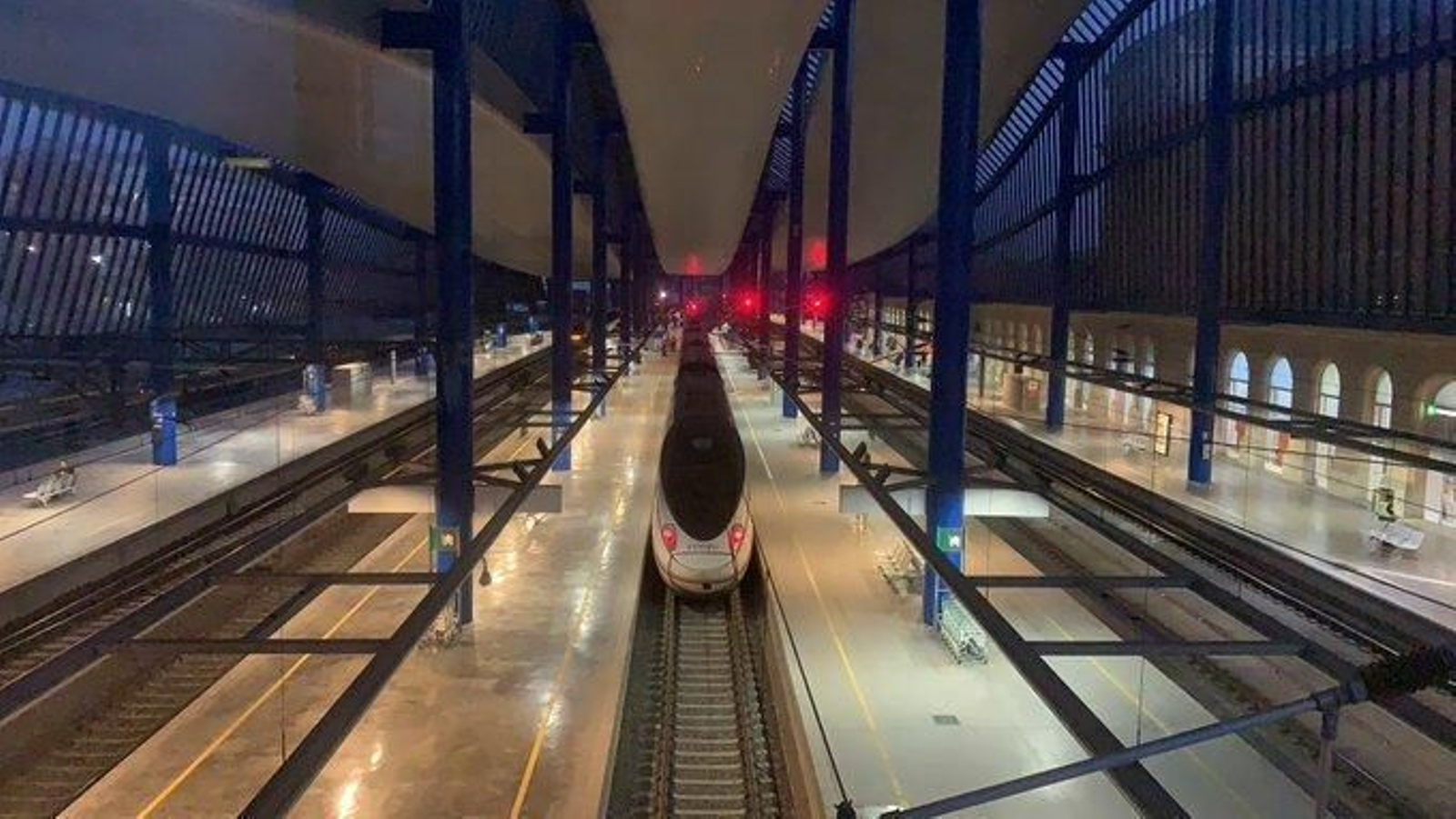 Imagen del último tren 114 Lleida-Barcelona ayer en la estación ilerdense