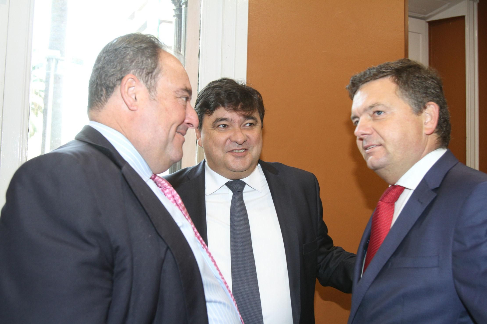 Imágenes de la conferencia y desayuno-coloquio de Gabriel Cruz, alcalde de Huelva