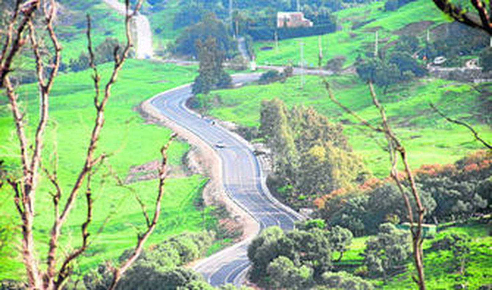 Aspecto que presenta en la actualidad el nuevo trazado de la carretera acondicionada ahora por la Junta.