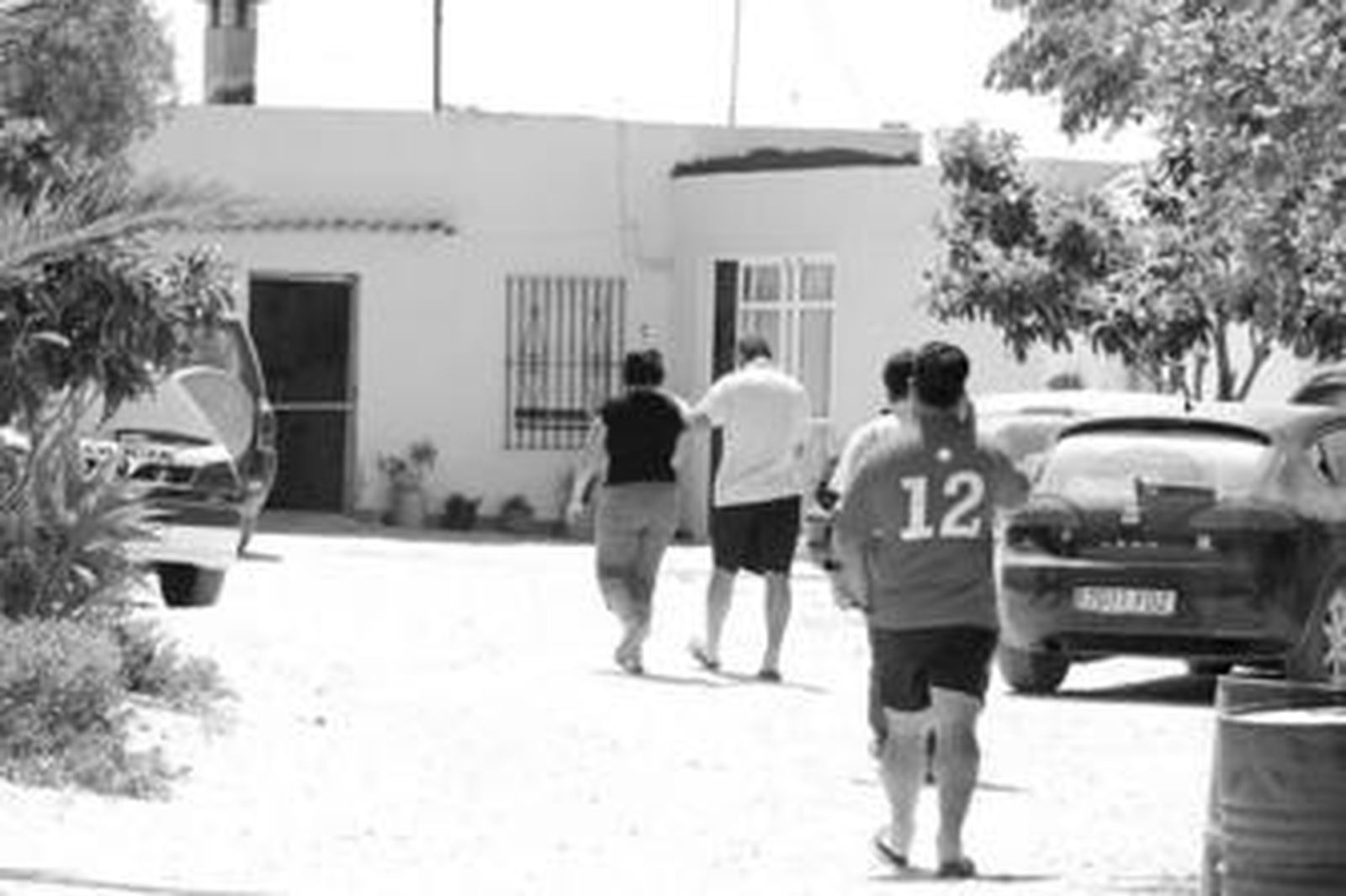 Allegados de la víctima en la casa en la que murió la joven y resultaron heridos su madre y su hermano.