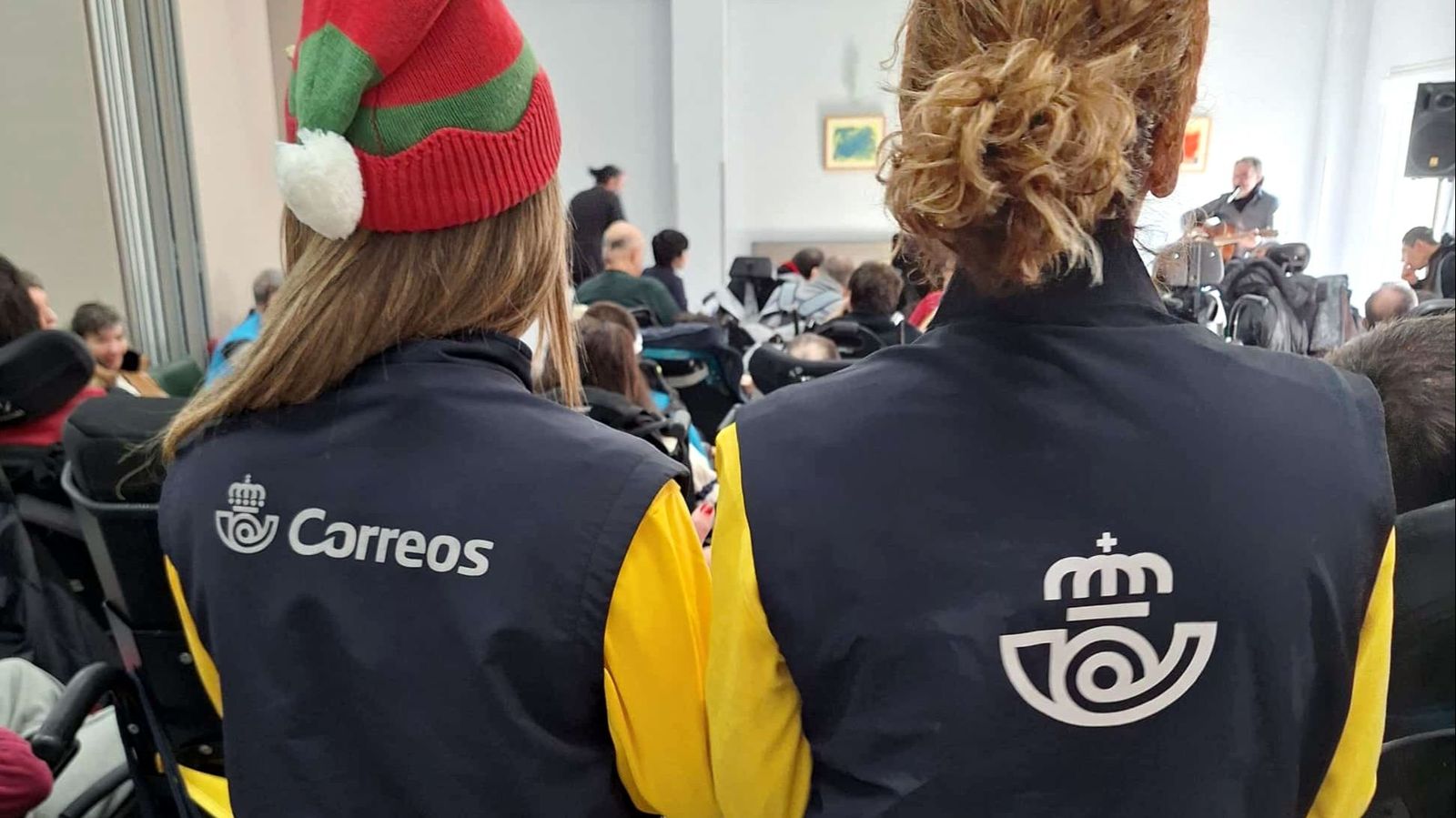 Trabajadoras de Correos recogen las cartas de los Reyes Magos de los usuarios de Aspace Granada