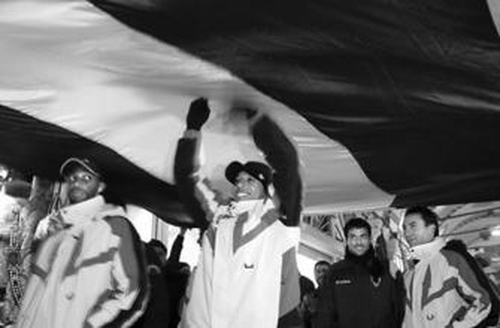 Keita, Adriano, Palop y Ramón Orellana, bajo una bandera del Fenerbahçe en el Gran Bazar.