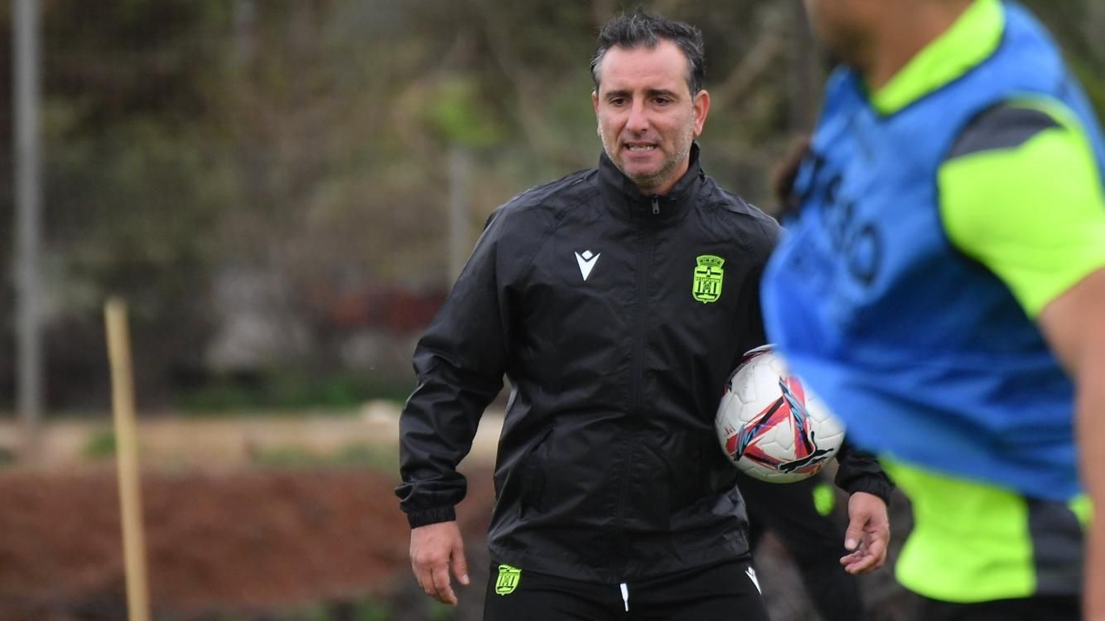 Jandro dirige a sus futbolistas en una de las sesiones de entrenamiento.