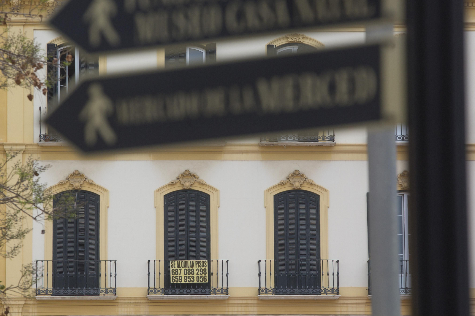 Un apartamento en alquiler en La Plaza de la Merced en Málaga.