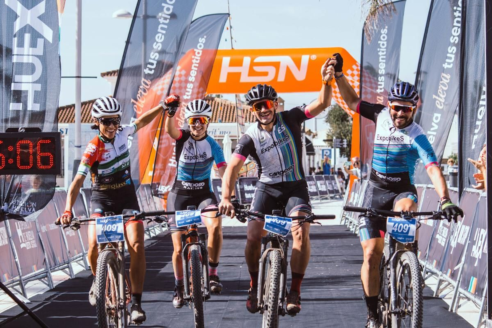 Participantes en la meta de la Huelva Extrema. Participantes en la meta de la Huelva Extrema.