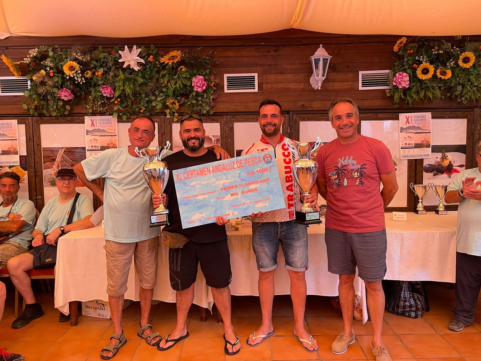 Los ganadores posan con el premio