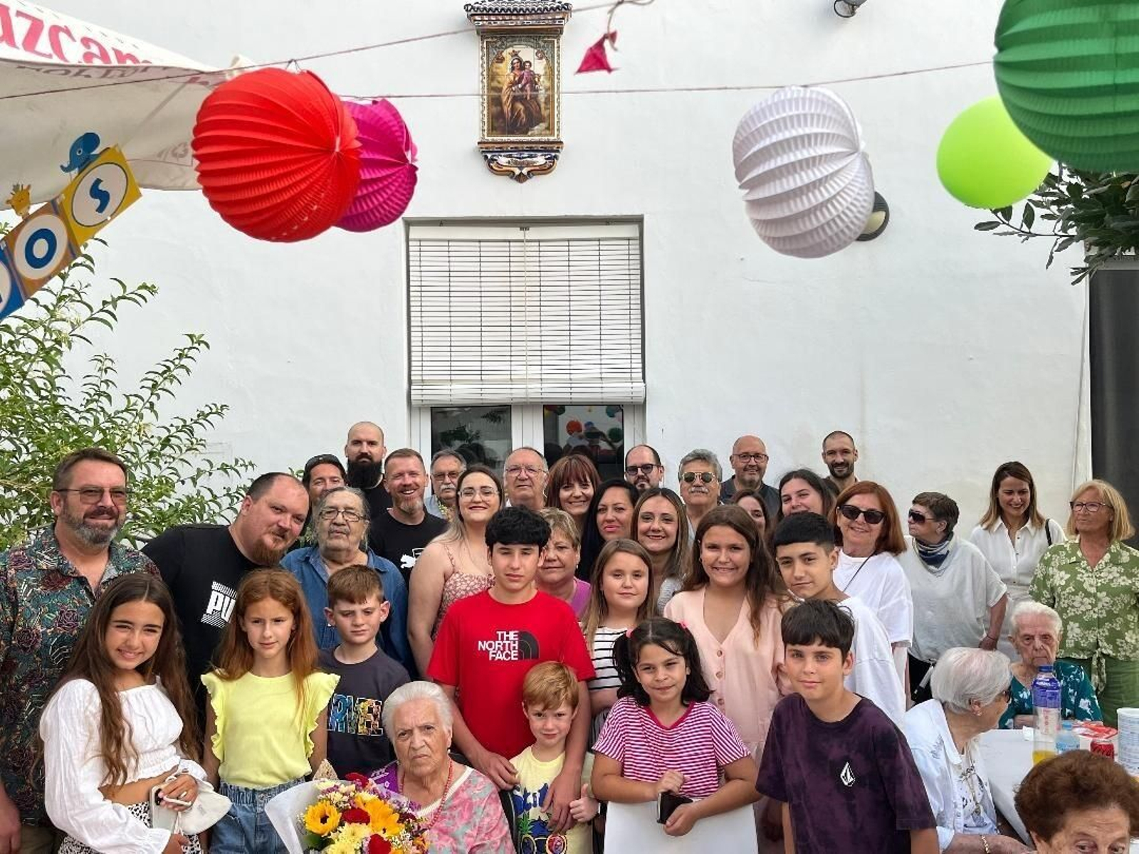 María Velázquez Villada, con sus hijos Rufino, Eleuterio, Manolo y Juan, nietos y bisnietos, durante la celebración de su 100 cumpleaños en el patio de la residencia de la plaza Candelaria.