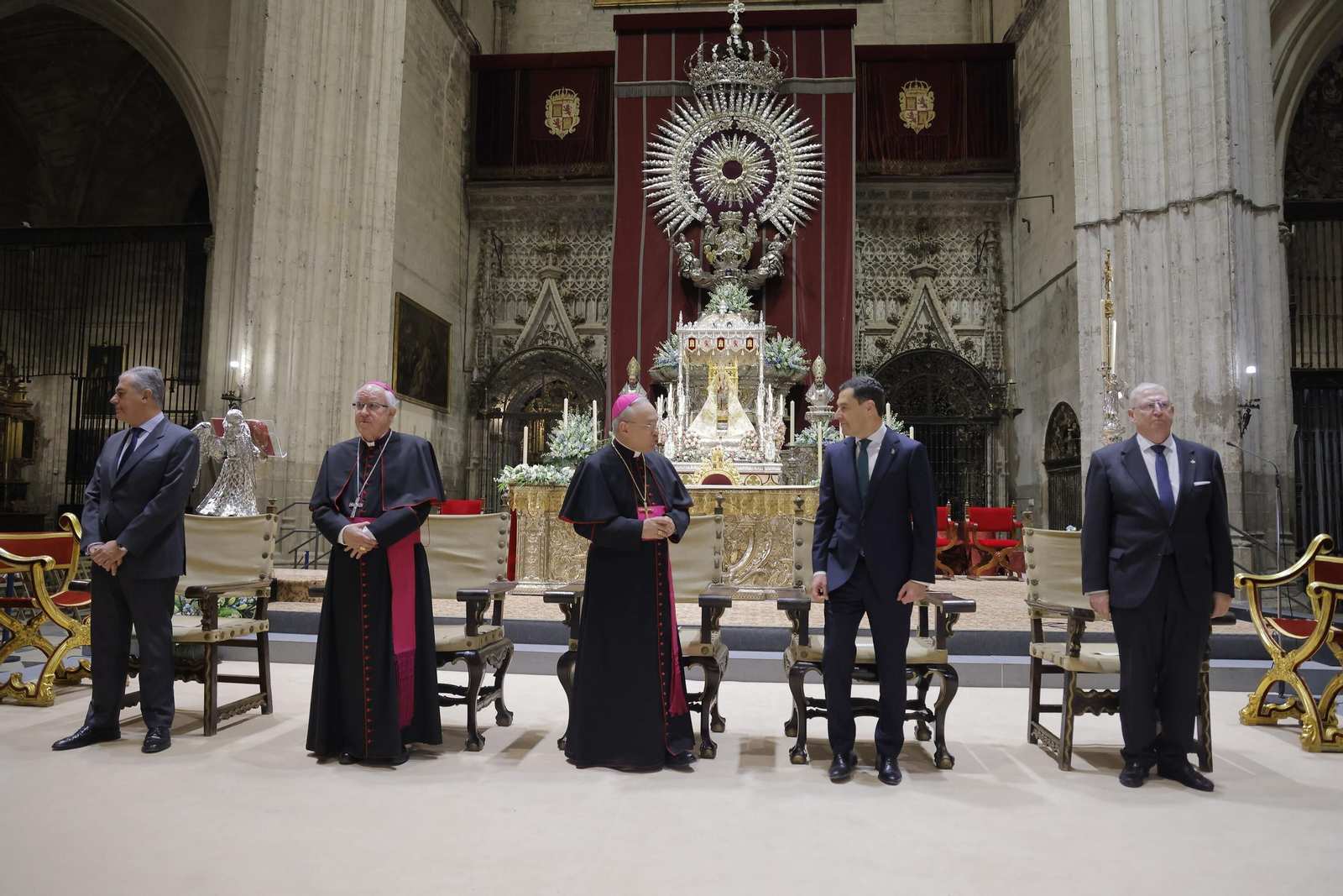 José Luis Sanz, monserñor Saiz, monseñor Peña, Juanma Moreno y Francisco Vélez durante la ceremonia de apertura el congreso.