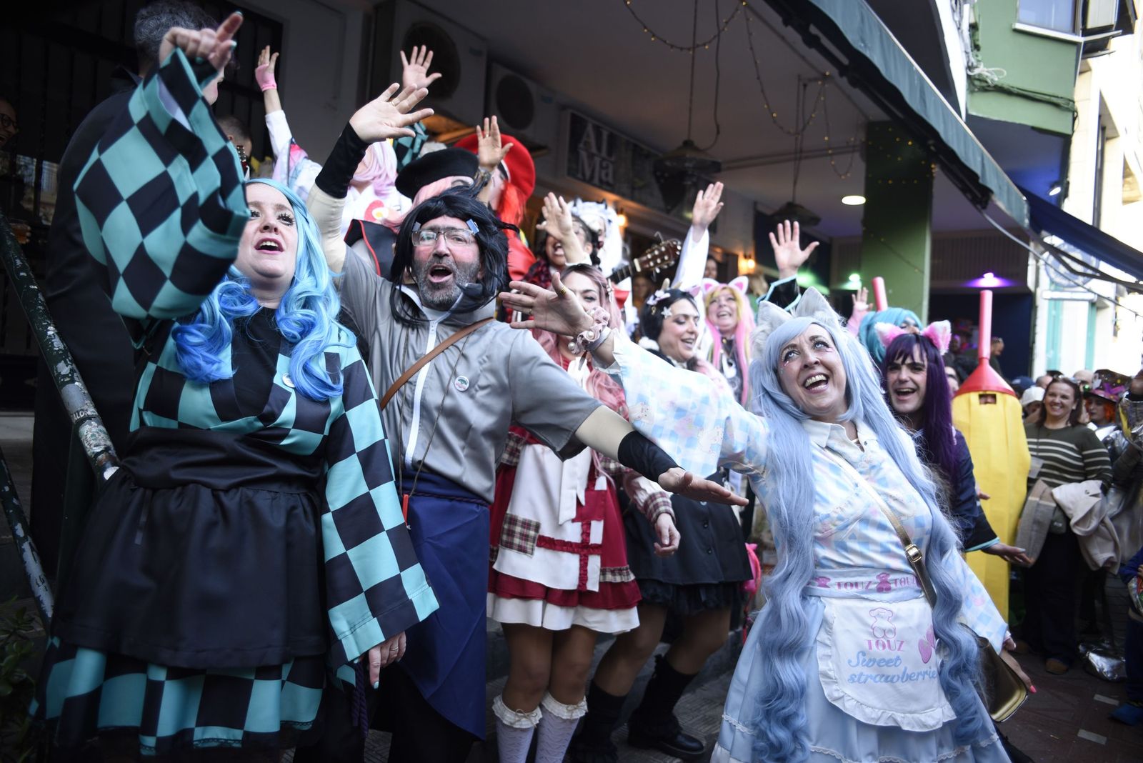 Búscate en las fotos de la fiesta en la calle del sábado en el Carnaval de la Concha Fina de La Línea