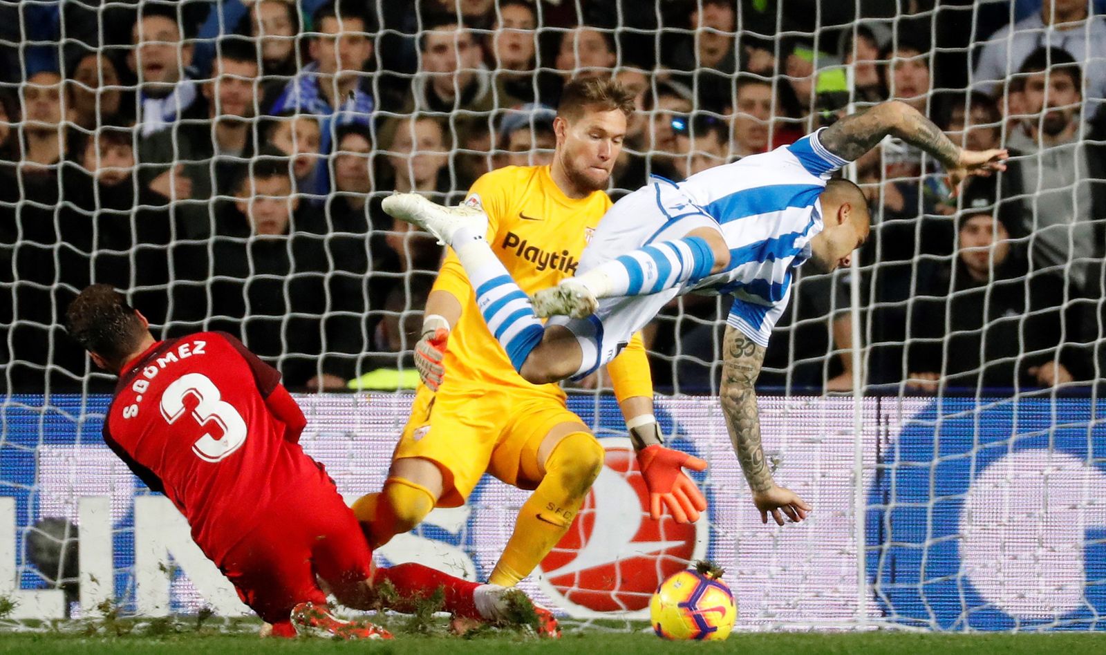 El ex sevillista Sandro cae al suelo tras golpear el césped.