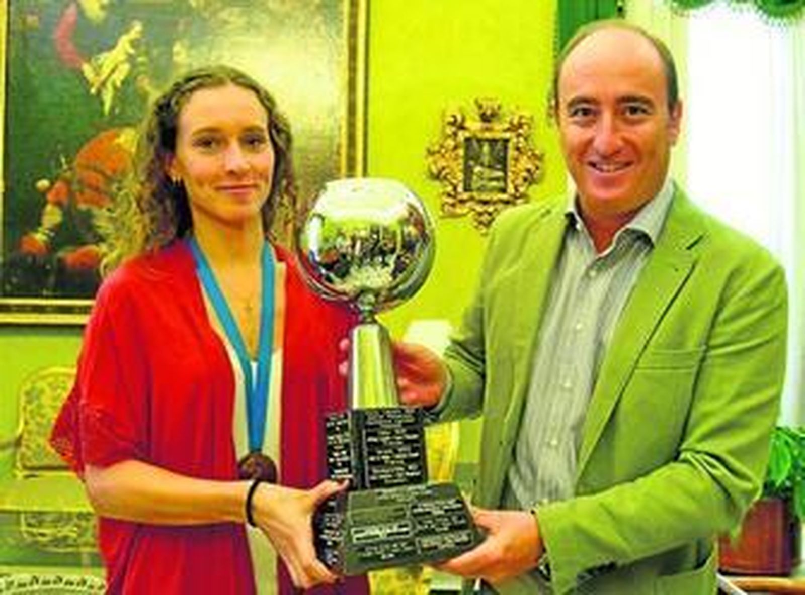 María Jesús Dávila, con la medalla de oro y la copa de campeona del mundo, junto a Juan García Montero.