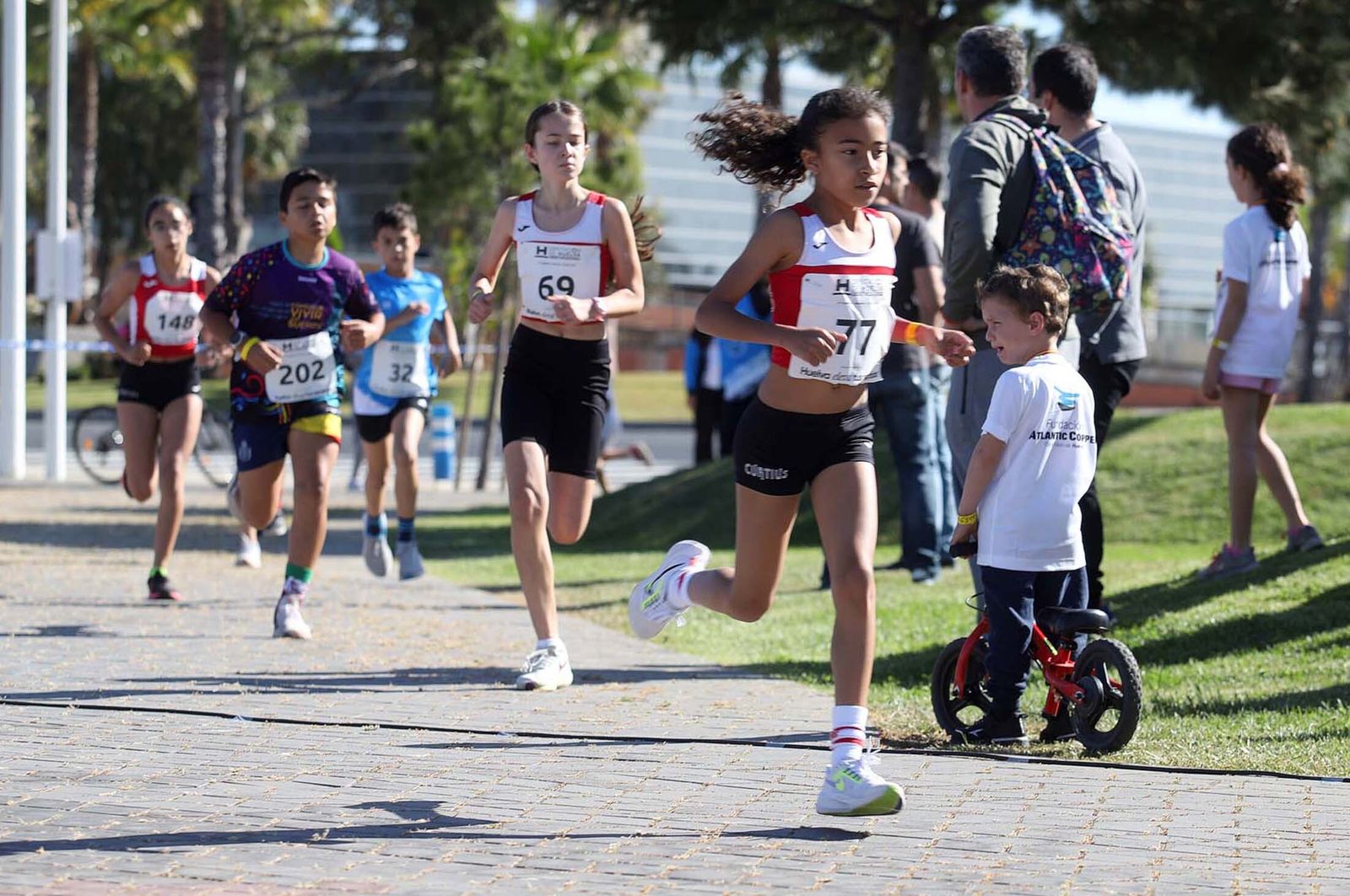 Imágenes de la carrera infantil previa a la "10K Puerta del Descubrimiento"