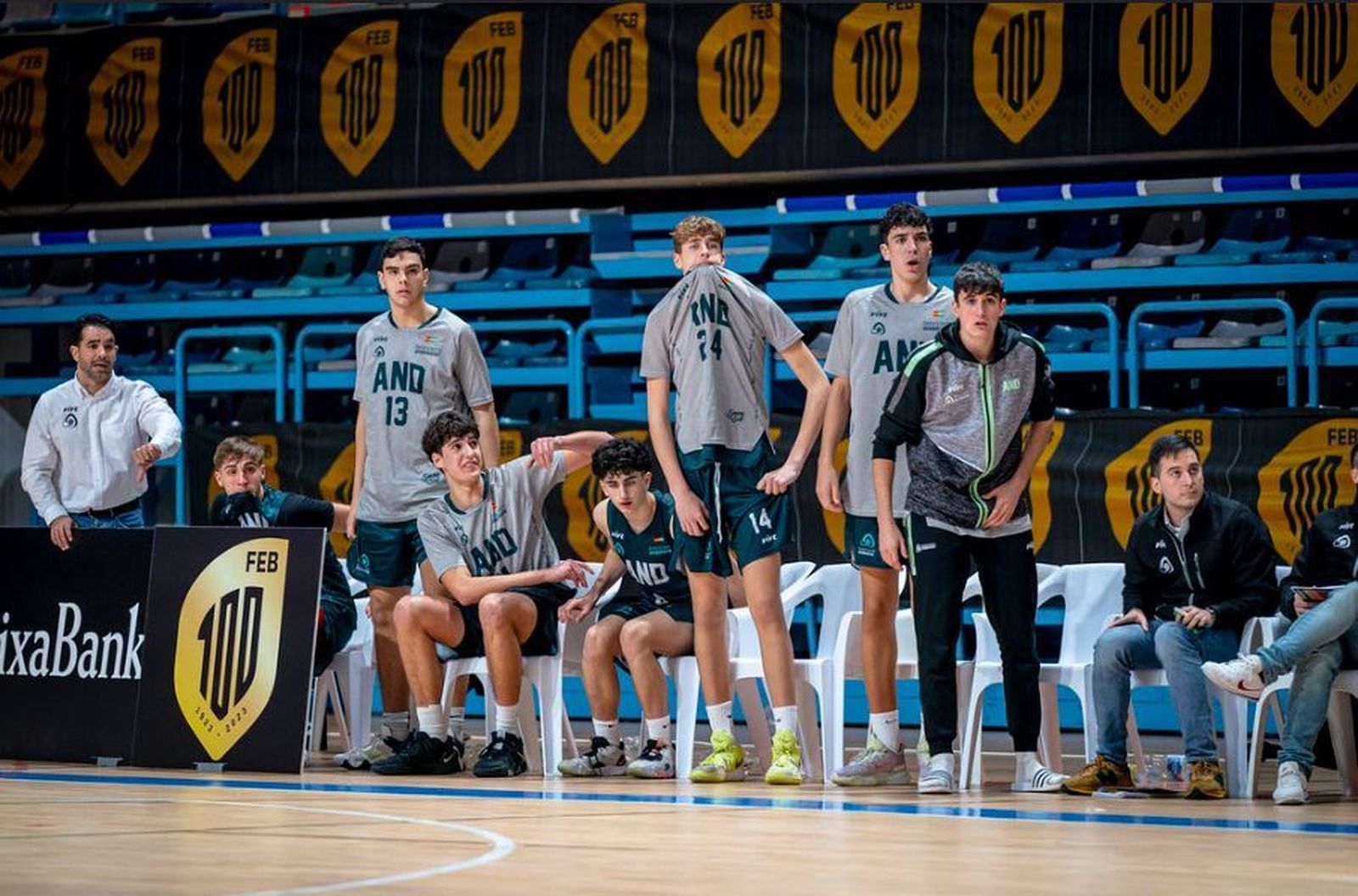 El banquillo de Andalucía cadete, con el linense José Antonio García (13)