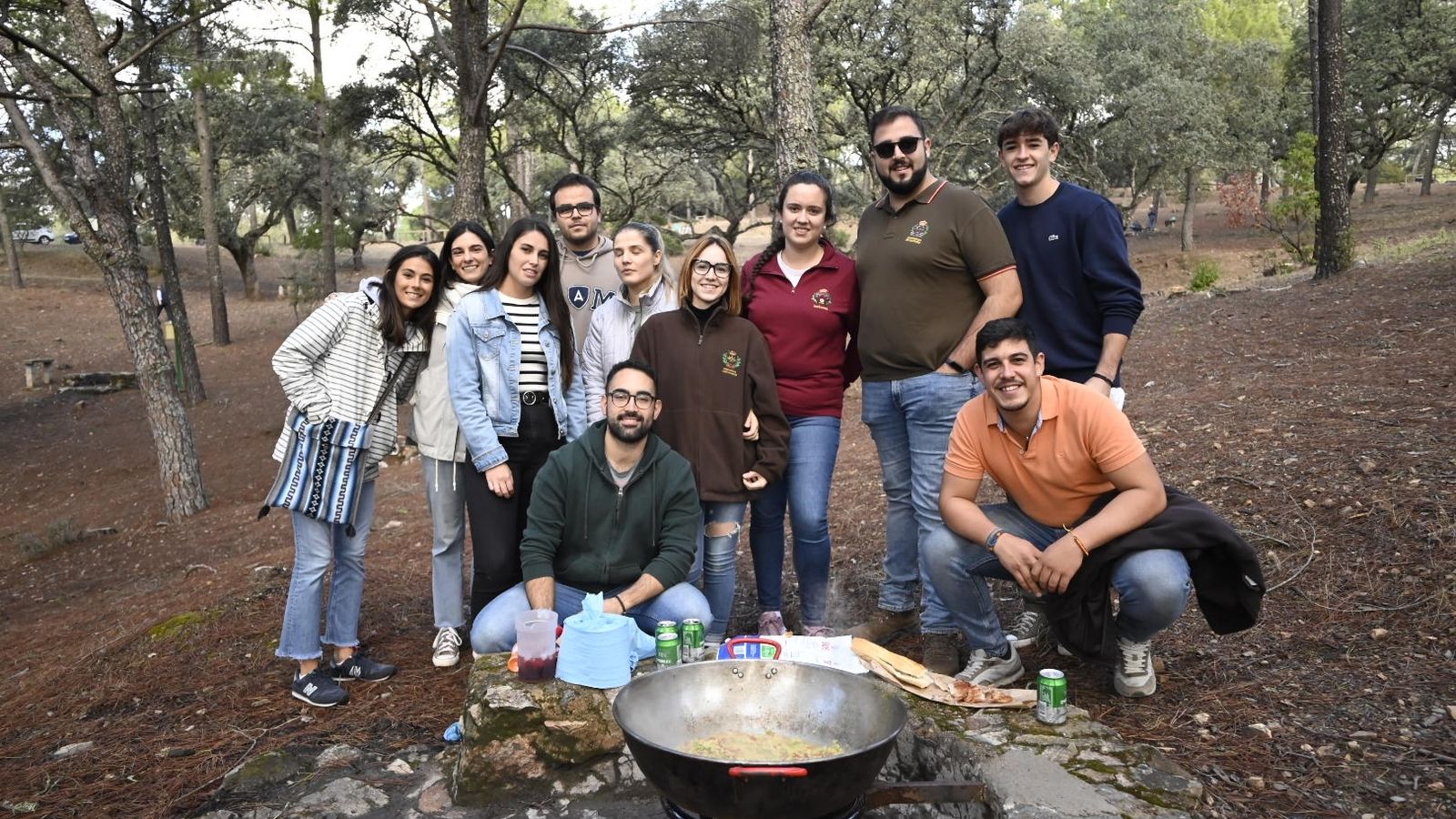 Grupo de estudiantes celebran San Rafael con un arroz en Los Villares.