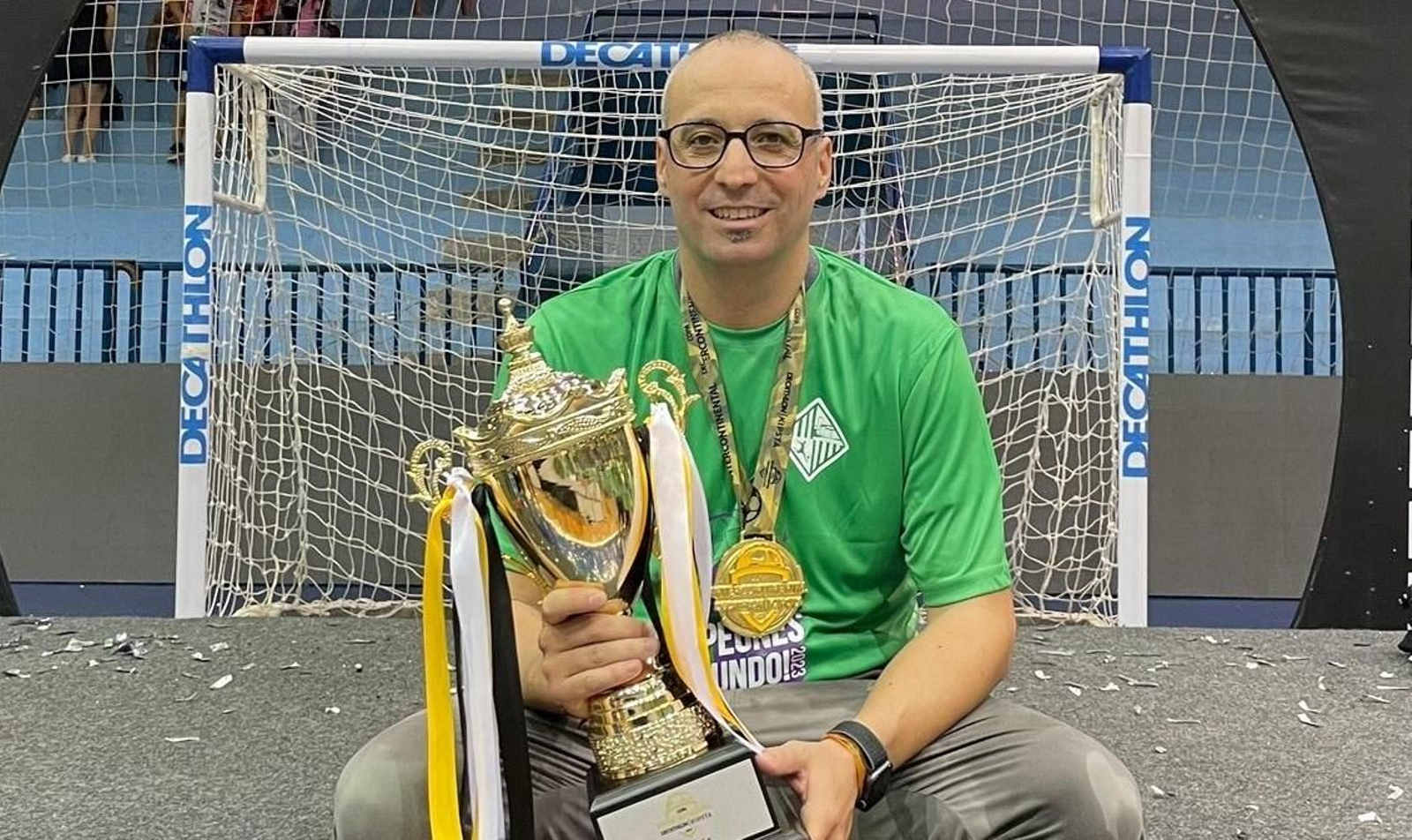 Antonio Vadillo posa con la Copa Intercontinental obtenida en Brasil.