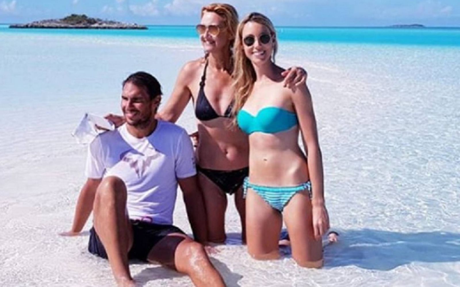 Rafa Nadal en una playa de Bahamas con su madre y hermana