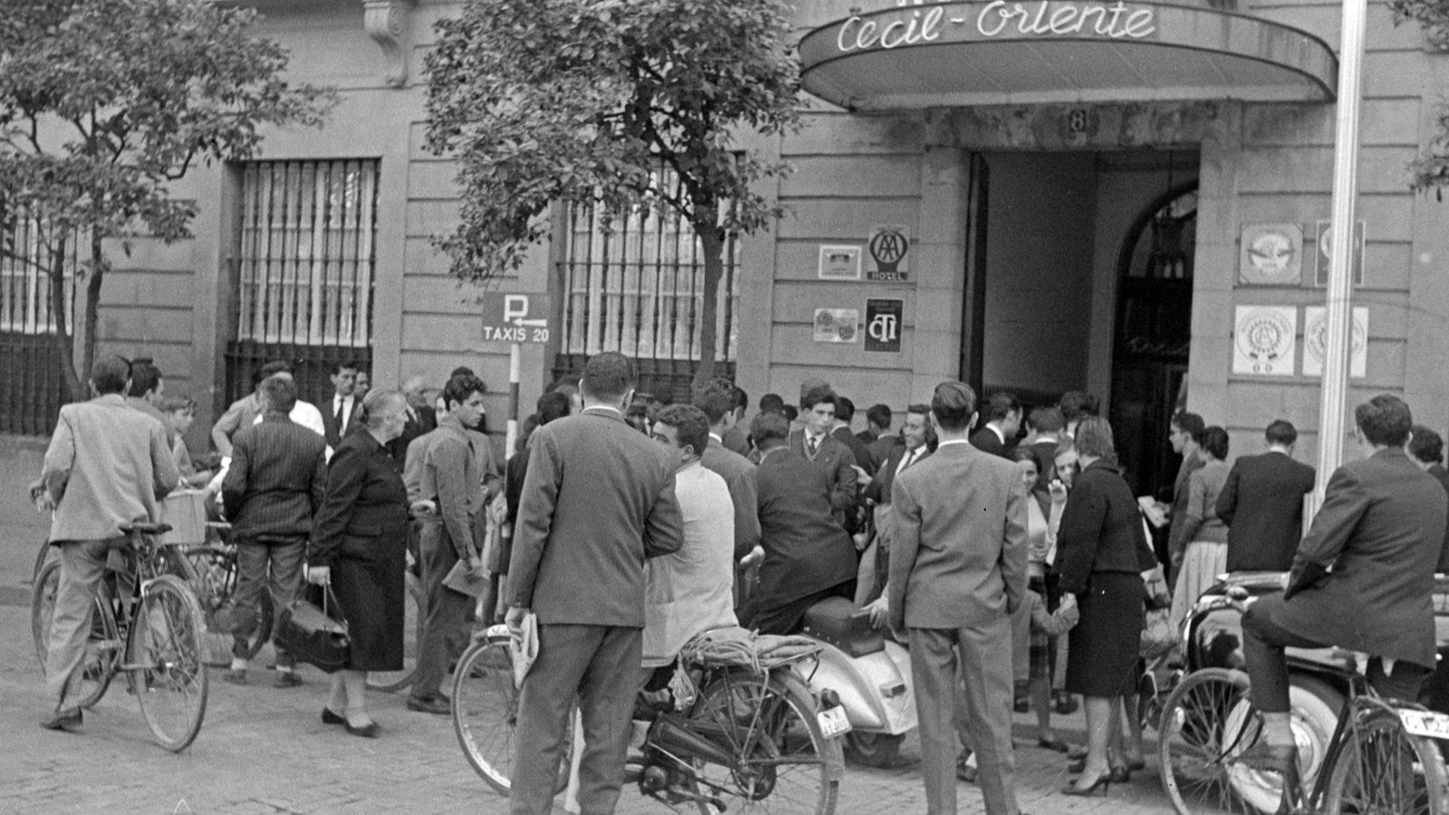 Algunos curiosos se concentran frente al hotel tras el homicidio