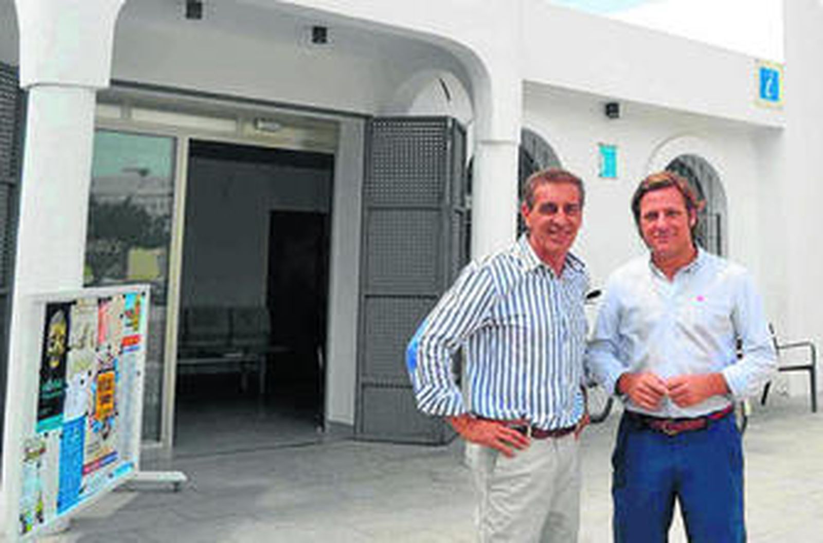 El concejal (derecha) frente a una de las oficinas de información turística de Roquetas.