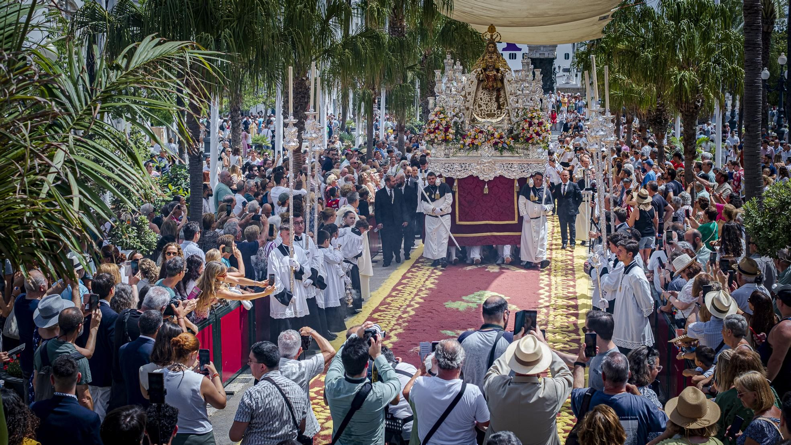 Búscate entre las imágenes del Domingo de Corpus en Cádiz