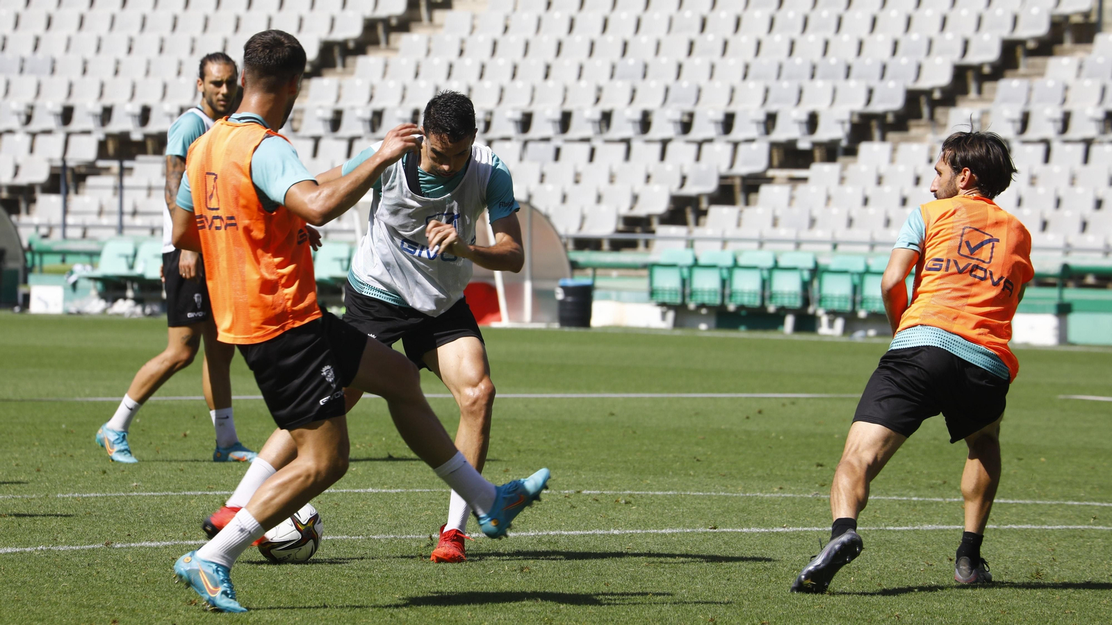 Toni Arranz es presionado por Álex Bernal y José Alonso durante el entrenamiento.