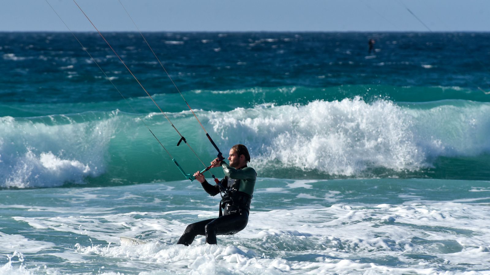 Ambiente en el puente de la Inmaculada en Tarifa, en imágenes