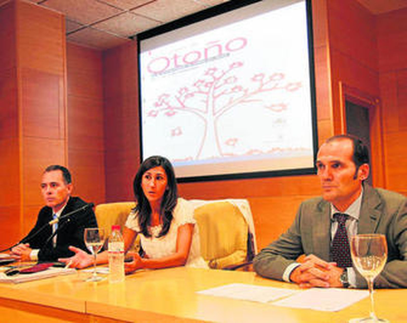 De izquierda a derecha, Manuel Ortega, Juana López y el coordinador académico del master, Alfonso Mas.