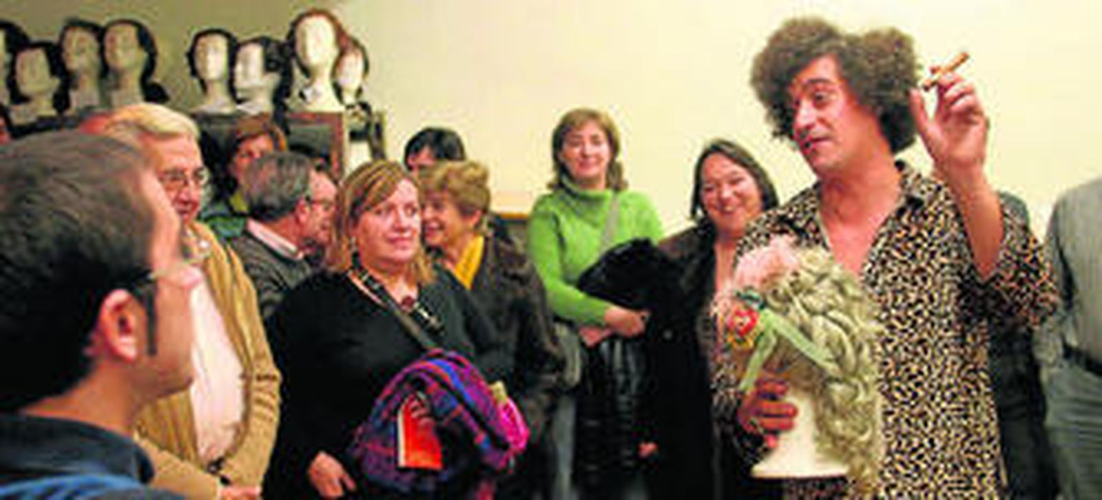 Visitantes durante una edición anterior de la Jornadas de Puertas Abiertas del Teatro de la Maestranza.