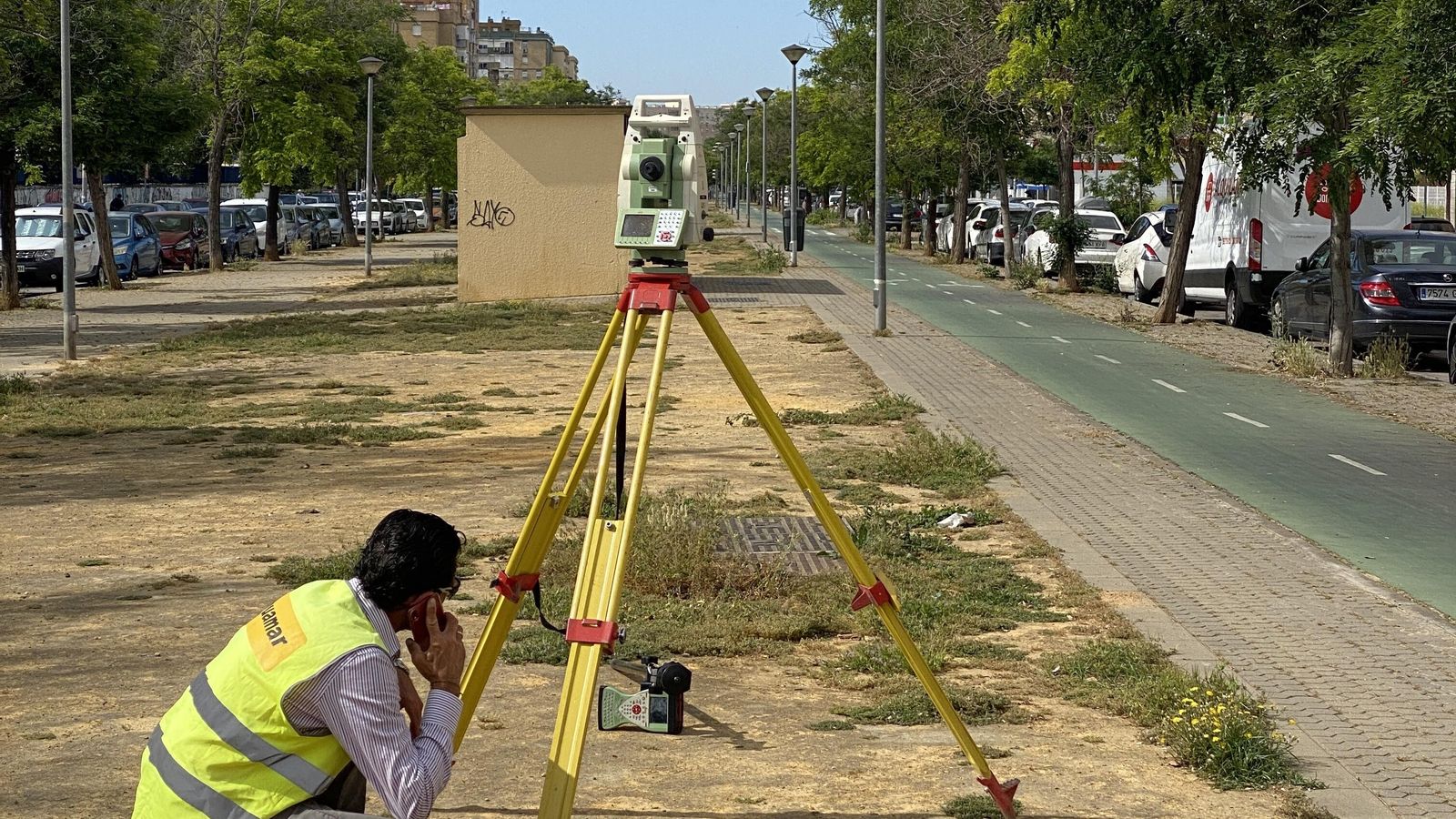 Trabajos de topografía de la L3 del Metro.