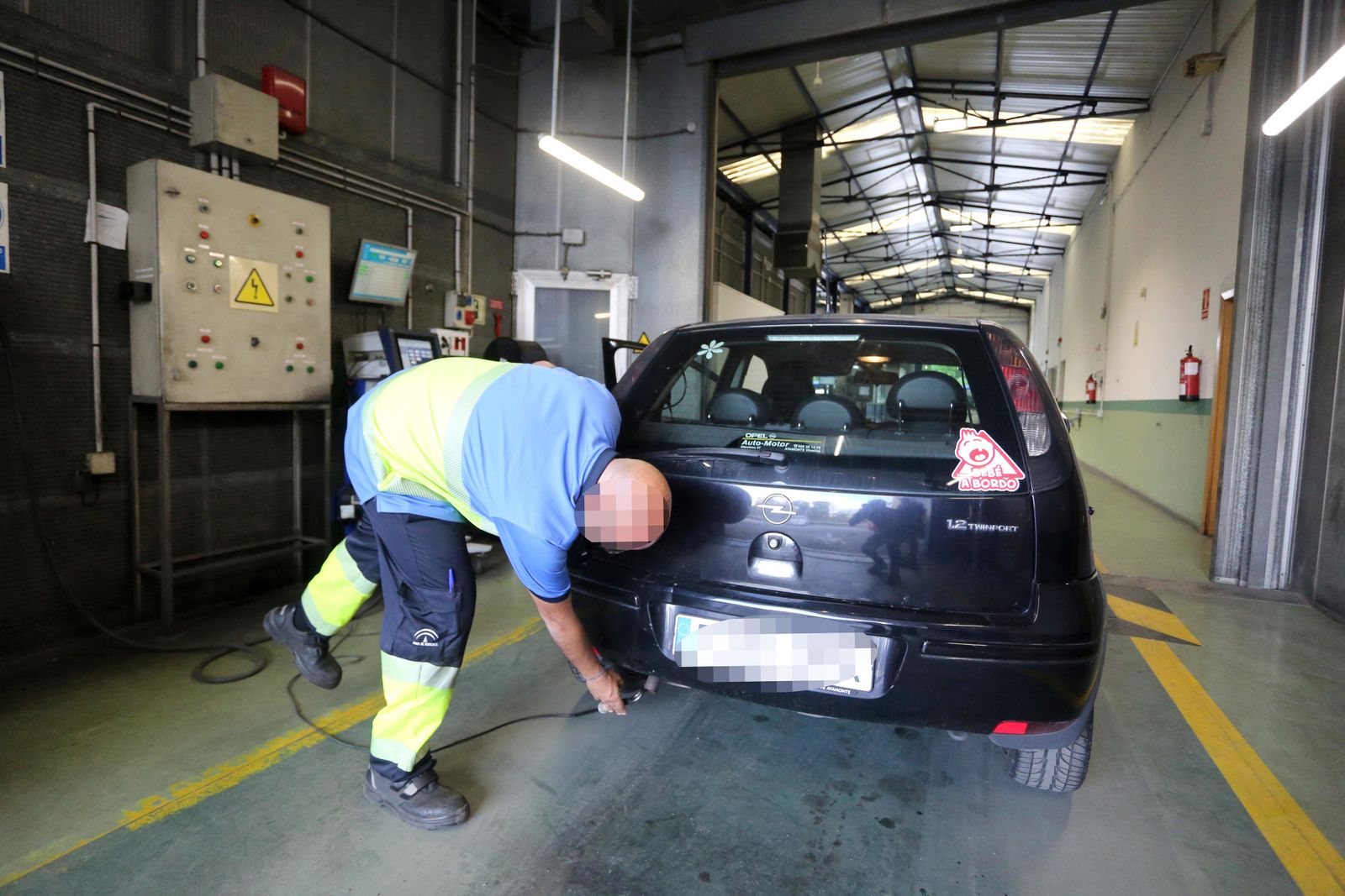 Un técnico realiza pruebas en un vehículo en la estación de ITV de la capital.
