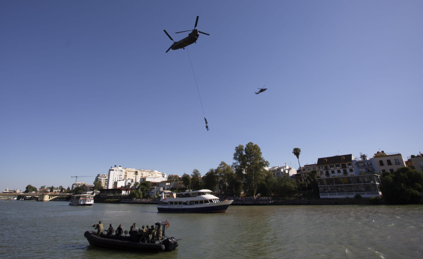 La demostración del Ejército en el Guadalquivir