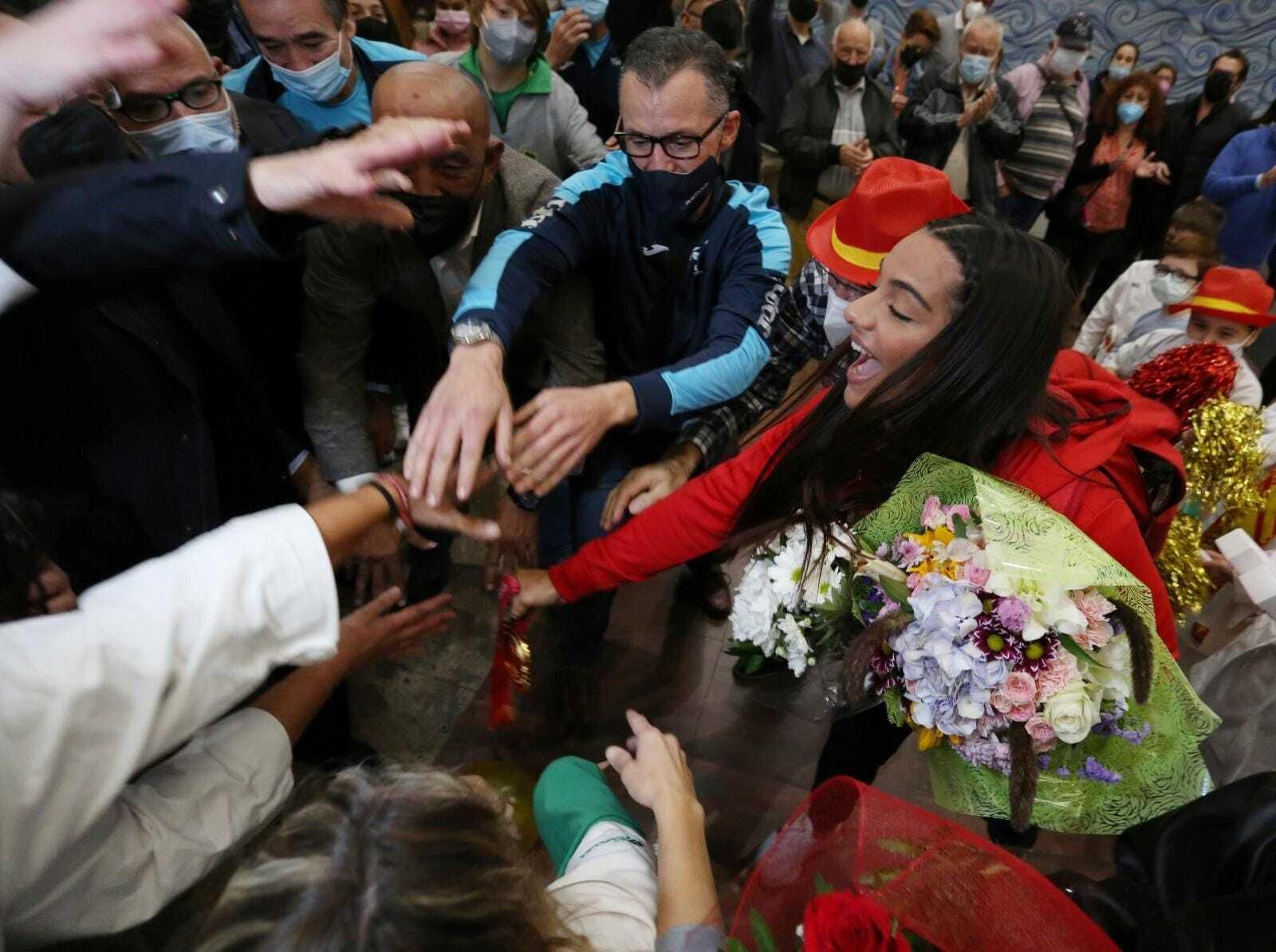 El espectacular recibimiento a la campeona María Torres en Málaga, en fotos