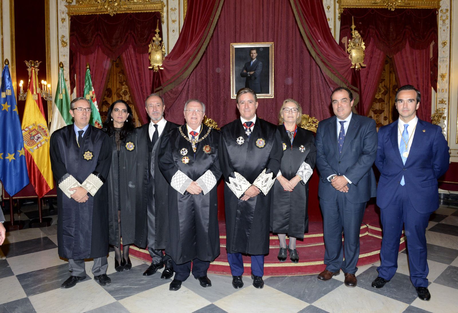 Los homenajeados, con los miembros de la presidencia del acto que se celebró en Diputación.