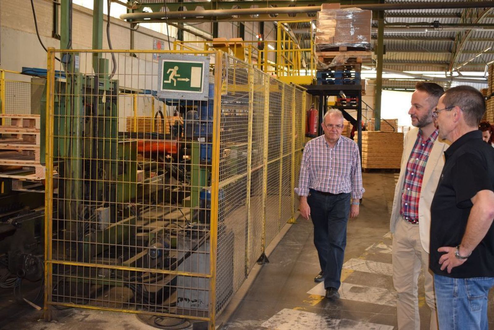 Antonio Bonilla acompaña al delegado de Economía en su visita.