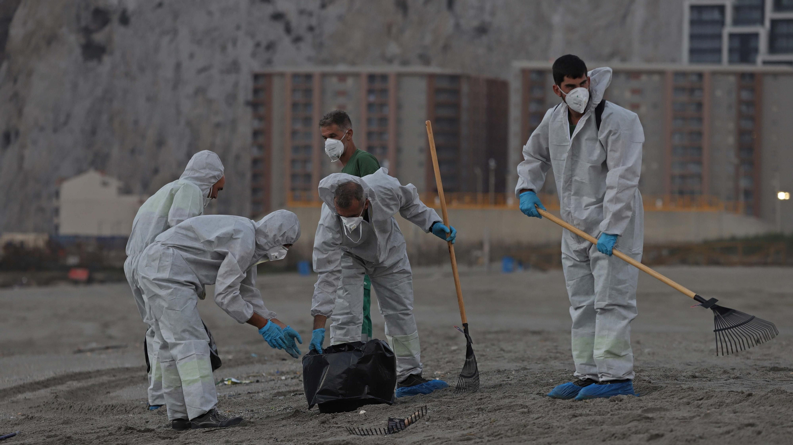 Fotos de las labores de limpieza en la playa de Santa Barbara por el nuevo vertido del 'OS 35' en La Línea