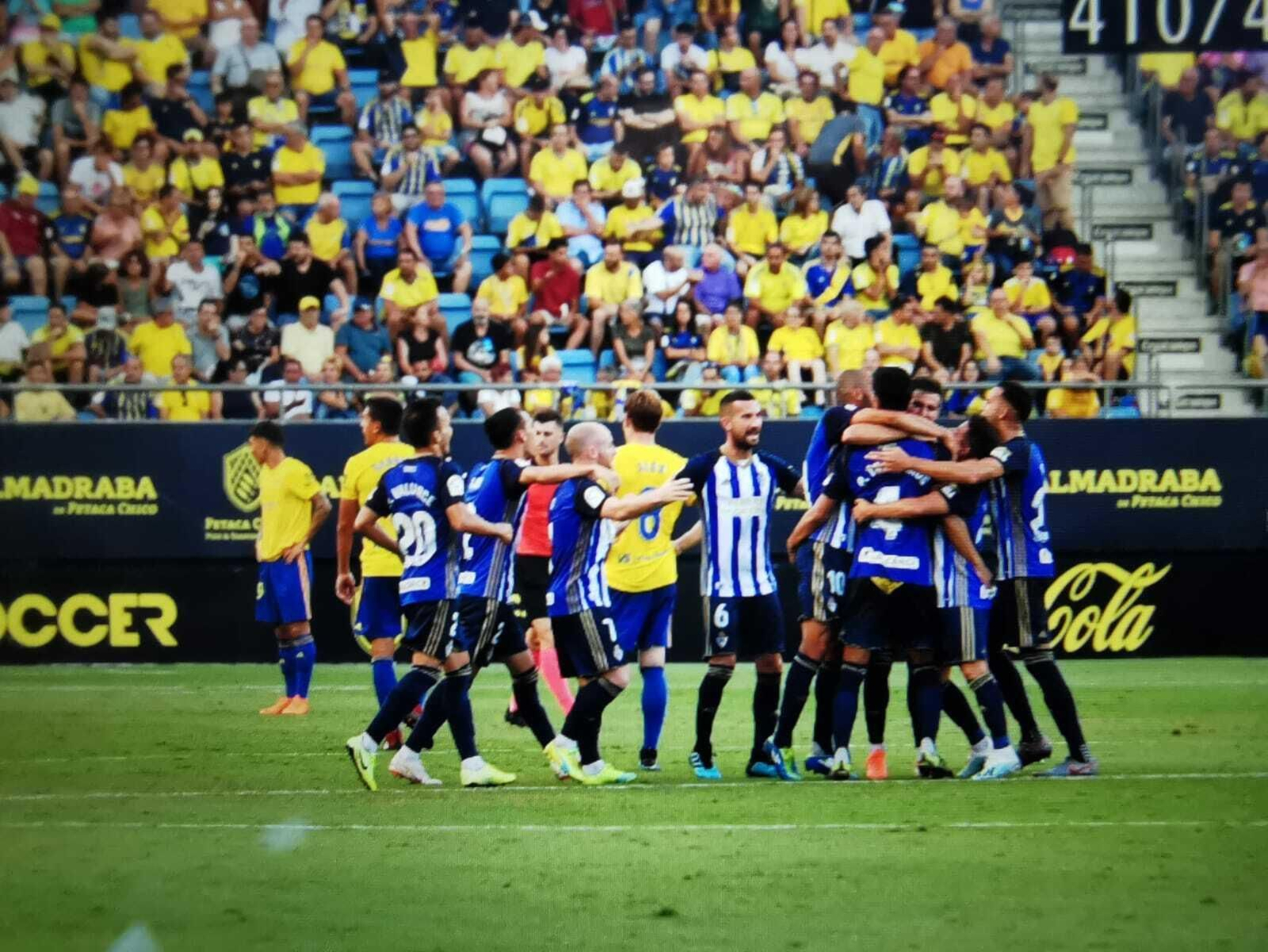 Los jugadores de la Ponferradina celebran su gol ante la desolación de los cadistas.